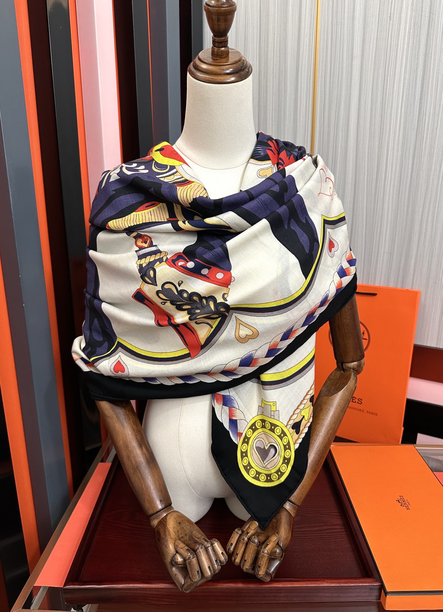 。上新 爱马仕【骏马奔腾】ZG同步 秋冬新款[爱心]新一季丝巾采购清单估计各位养马人们已经列好了[太阳]