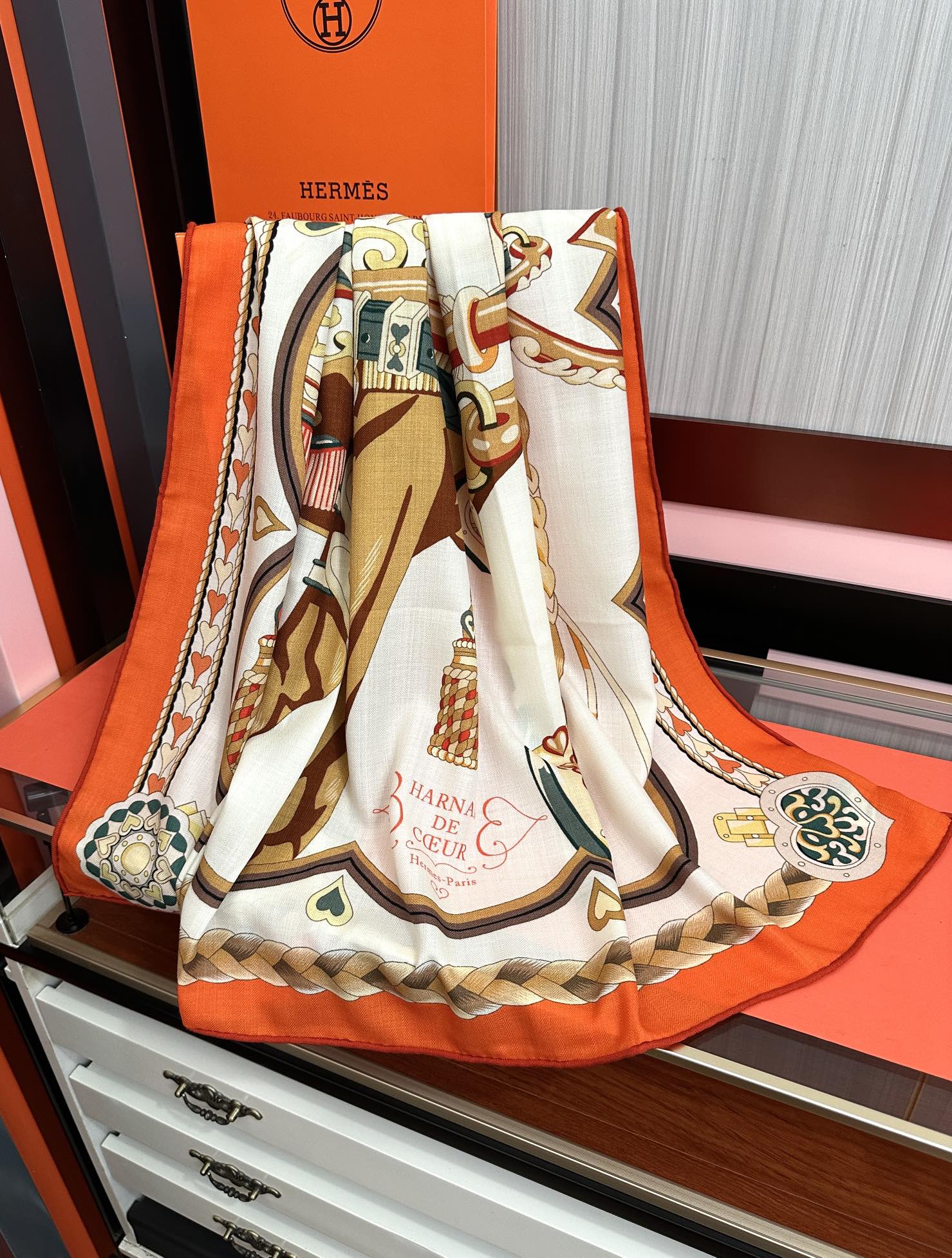 。上新 爱马仕【骏马奔腾】ZG同步 秋冬新款[爱心]新一季丝巾采购清单估计各位养马人们已经列好了[太阳]