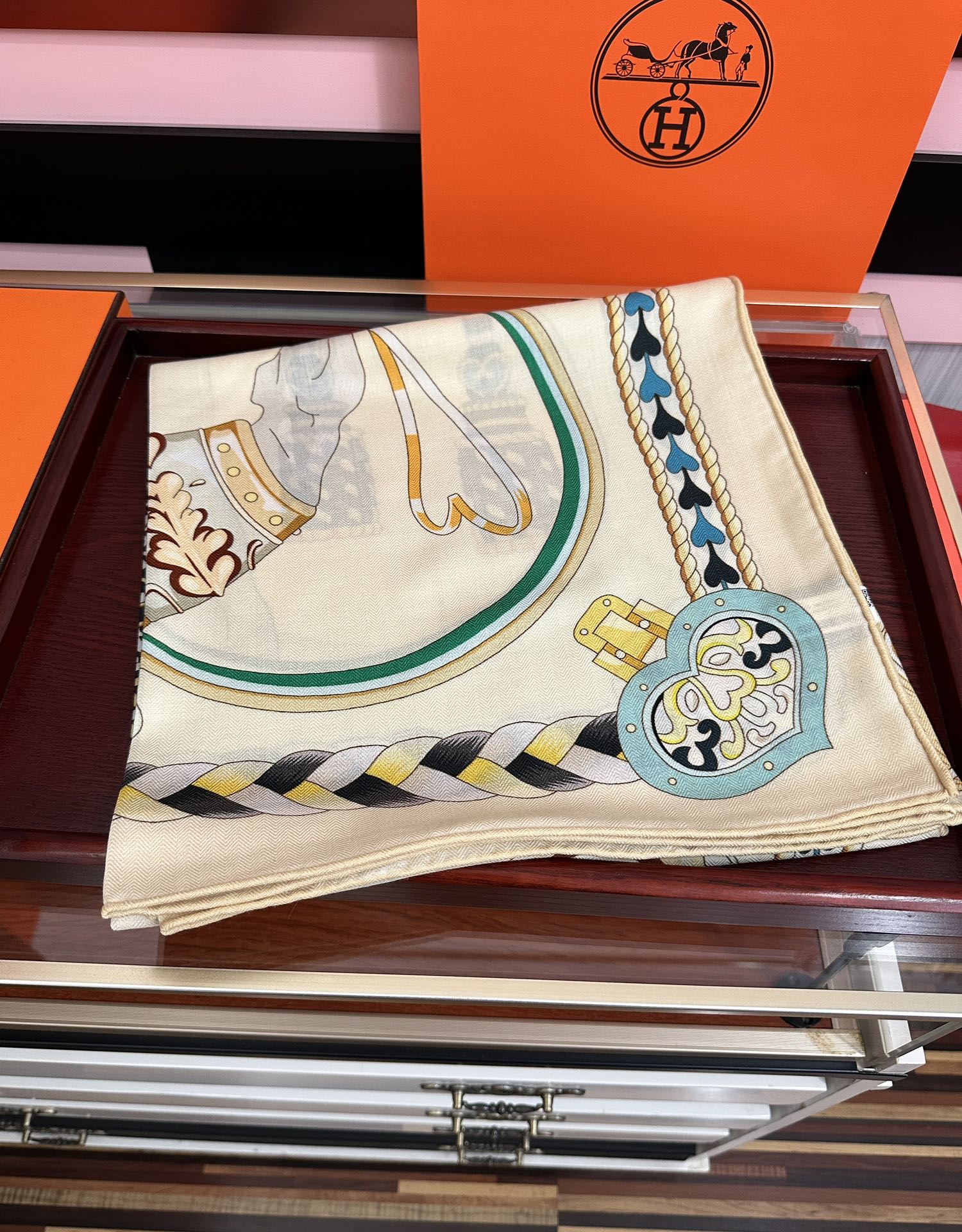 。上新 爱马仕【骏马奔腾】ZG同步 秋冬新款[爱心]新一季丝巾采购清单估计各位养马人们已经列好了[太阳]