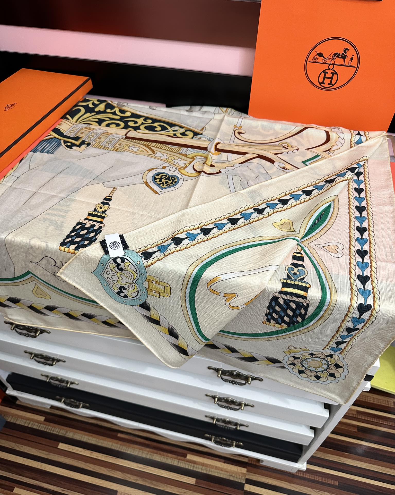 。上新 爱马仕【骏马奔腾】ZG同步 秋冬新款[爱心]新一季丝巾采购清单估计各位养马人们已经列好了[太阳]