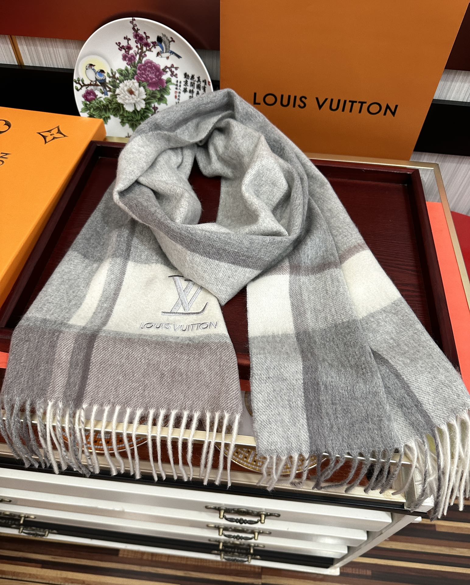 上新。2010 吧宝利 最爆款【采用内蒙古山羊绒】🎉男女士情侣款👫围巾‼️太美了😎让人耳目一新的感觉[色