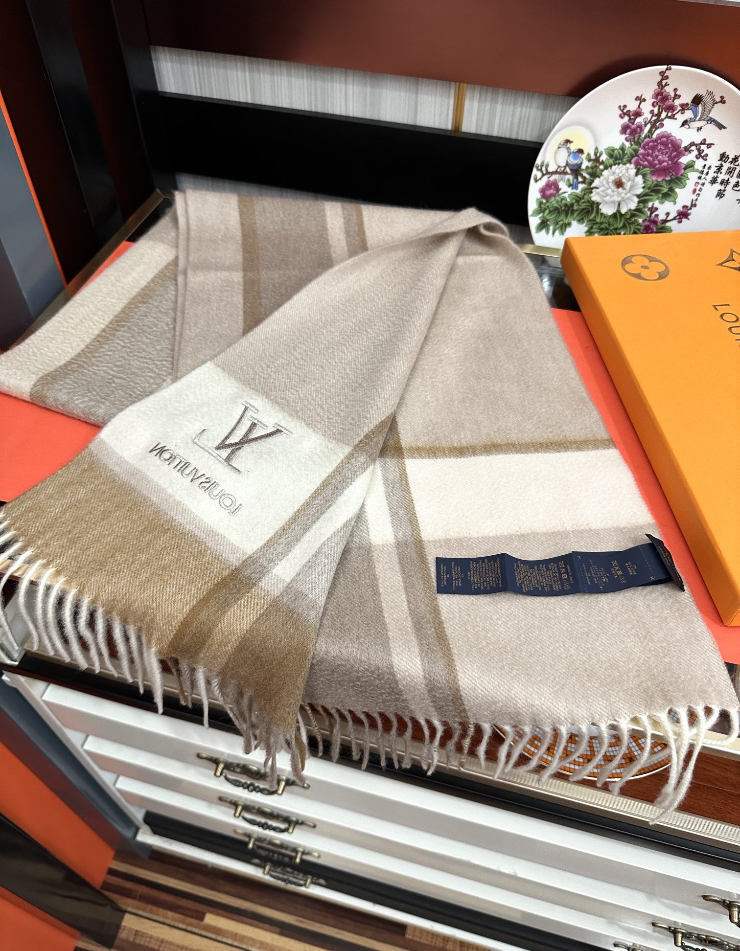 上新。2010 吧宝利 最爆款【采用内蒙古山羊绒】🎉男女士情侣款👫围巾‼️太美了😎让人耳目一新的感觉[色