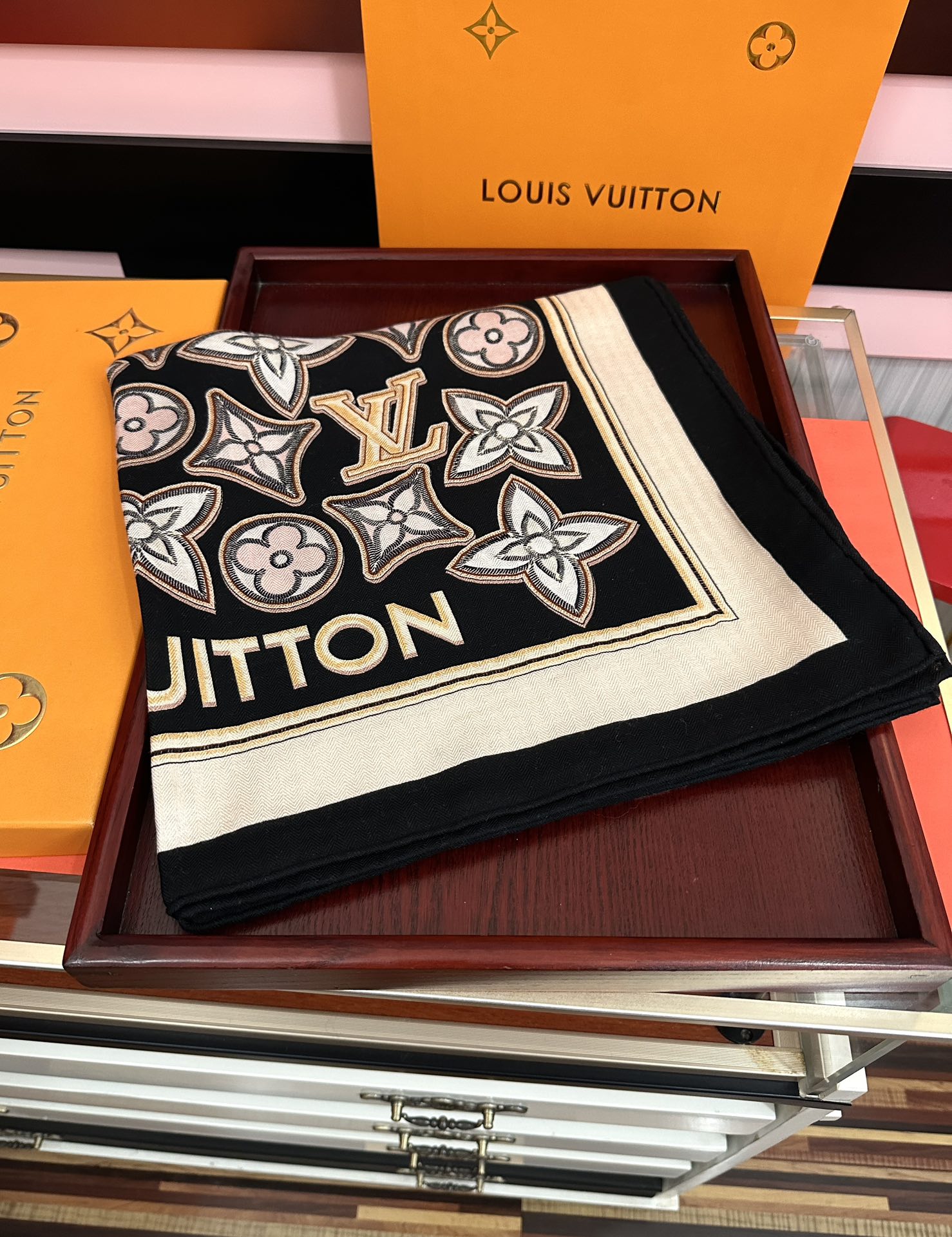 新款 ❤️LV 2025经典优雅[礼物]~气质到骨子里[色]新一季的面料超高级，真心超级柔软，丝丝顺滑[