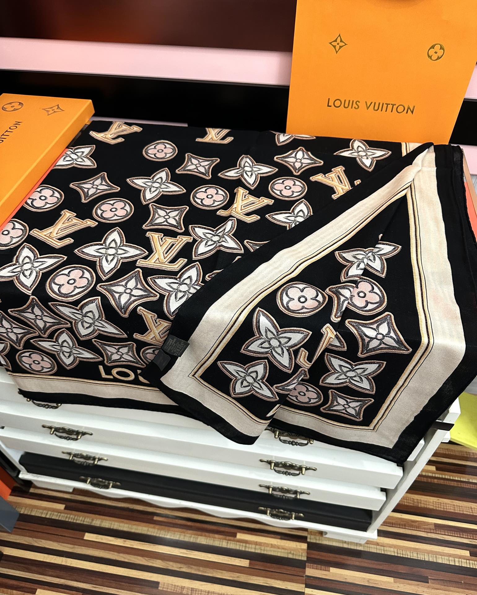 新款 ❤️LV 2025经典优雅[礼物]~气质到骨子里[色]新一季的面料超高级，真心超级柔软，丝丝顺滑[