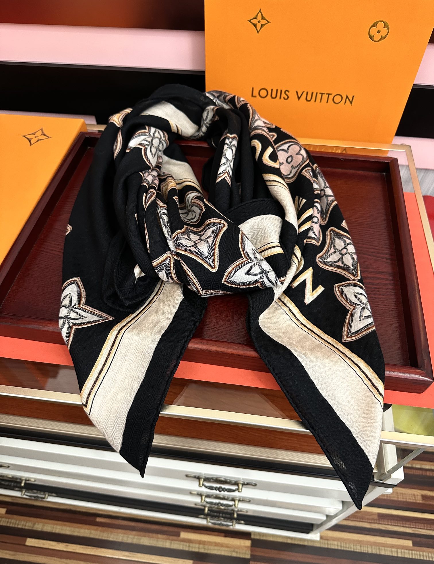 新款 ❤️LV 2025经典优雅[礼物]~气质到骨子里[色]新一季的面料超高级，真心超级柔软，丝丝顺滑[