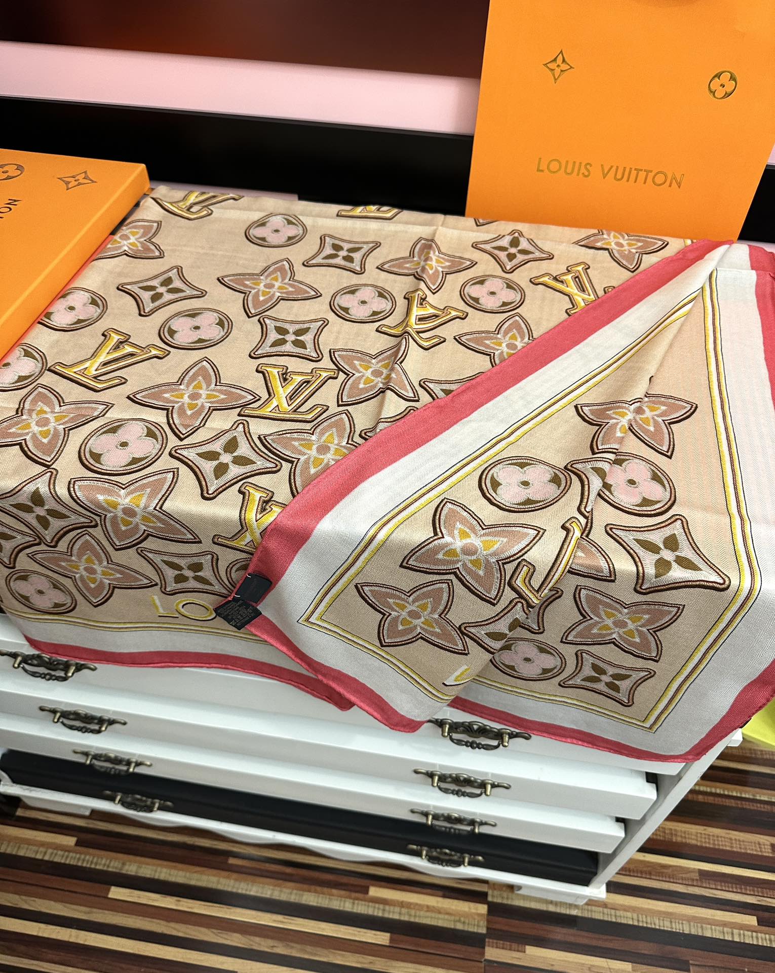 新款 ❤️LV 2025经典优雅[礼物]~气质到骨子里[色]新一季的面料超高级，真心超级柔软，丝丝顺滑[