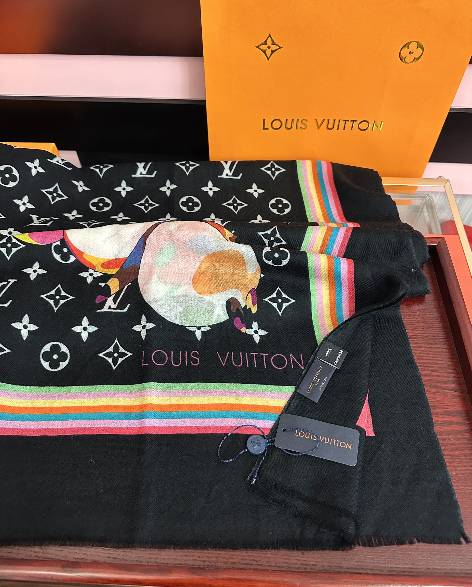 。新款L v 太美了[礼物]今年最流行的款式[得意]真心赞👍😘💍实物真心美 🎀披肩配以印花💓💃🏻无论设计