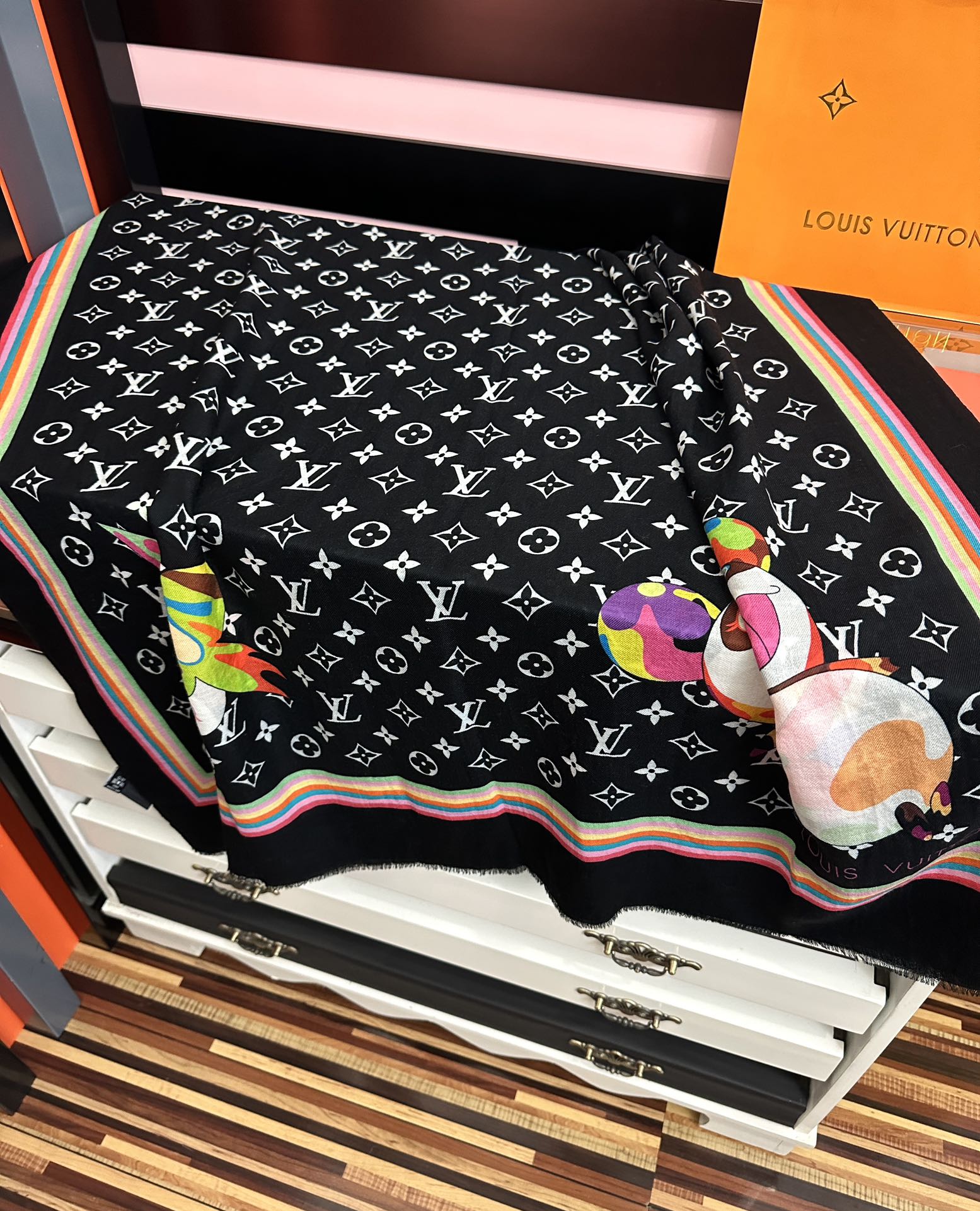 。新款L v 太美了[礼物]今年最流行的款式[得意]真心赞👍😘💍实物真心美 🎀披肩配以印花💓💃🏻无论设计