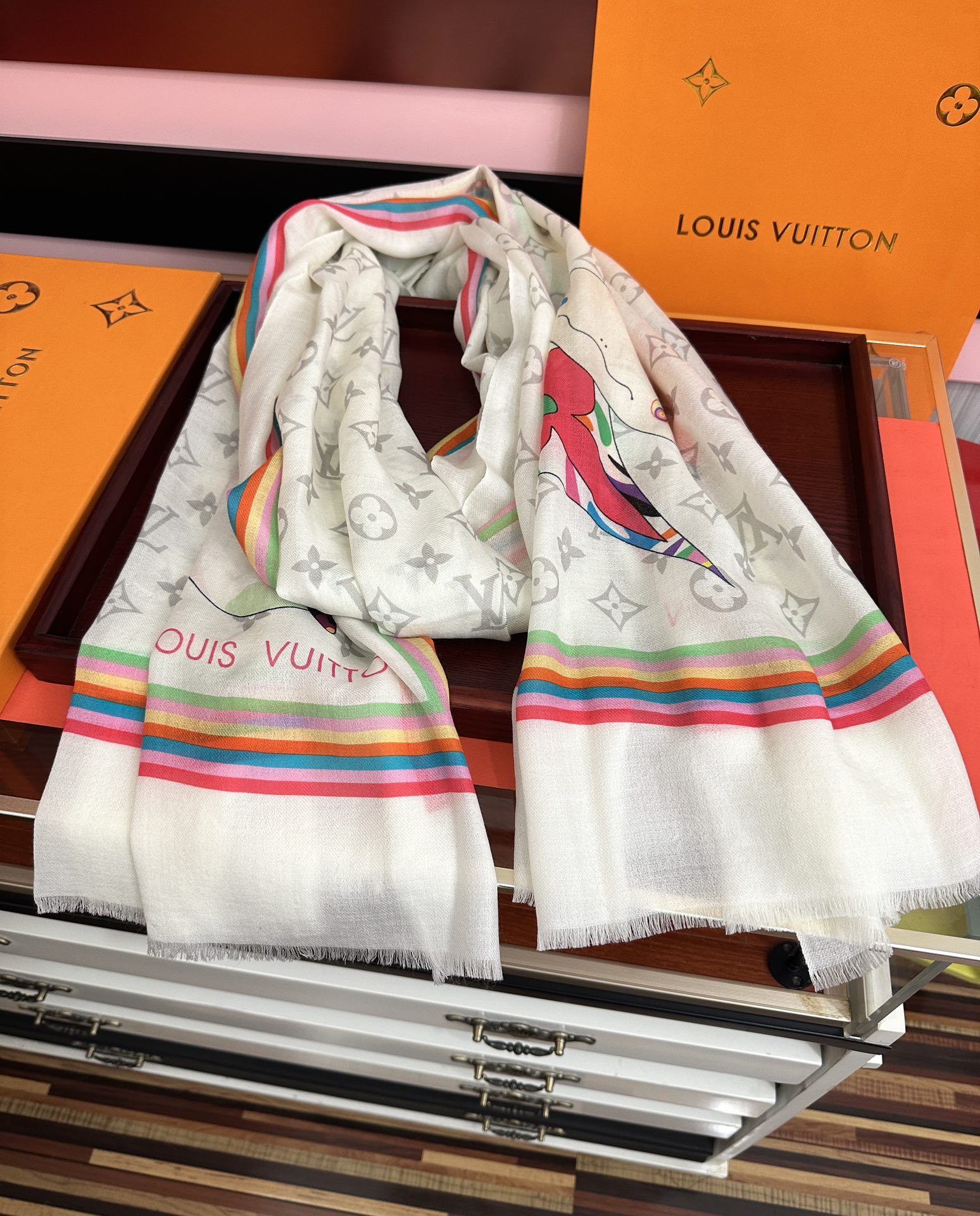 。新款L v 太美了[礼物]今年最流行的款式[得意]真心赞👍😘💍实物真心美 🎀披肩配以印花💓💃🏻无论设计