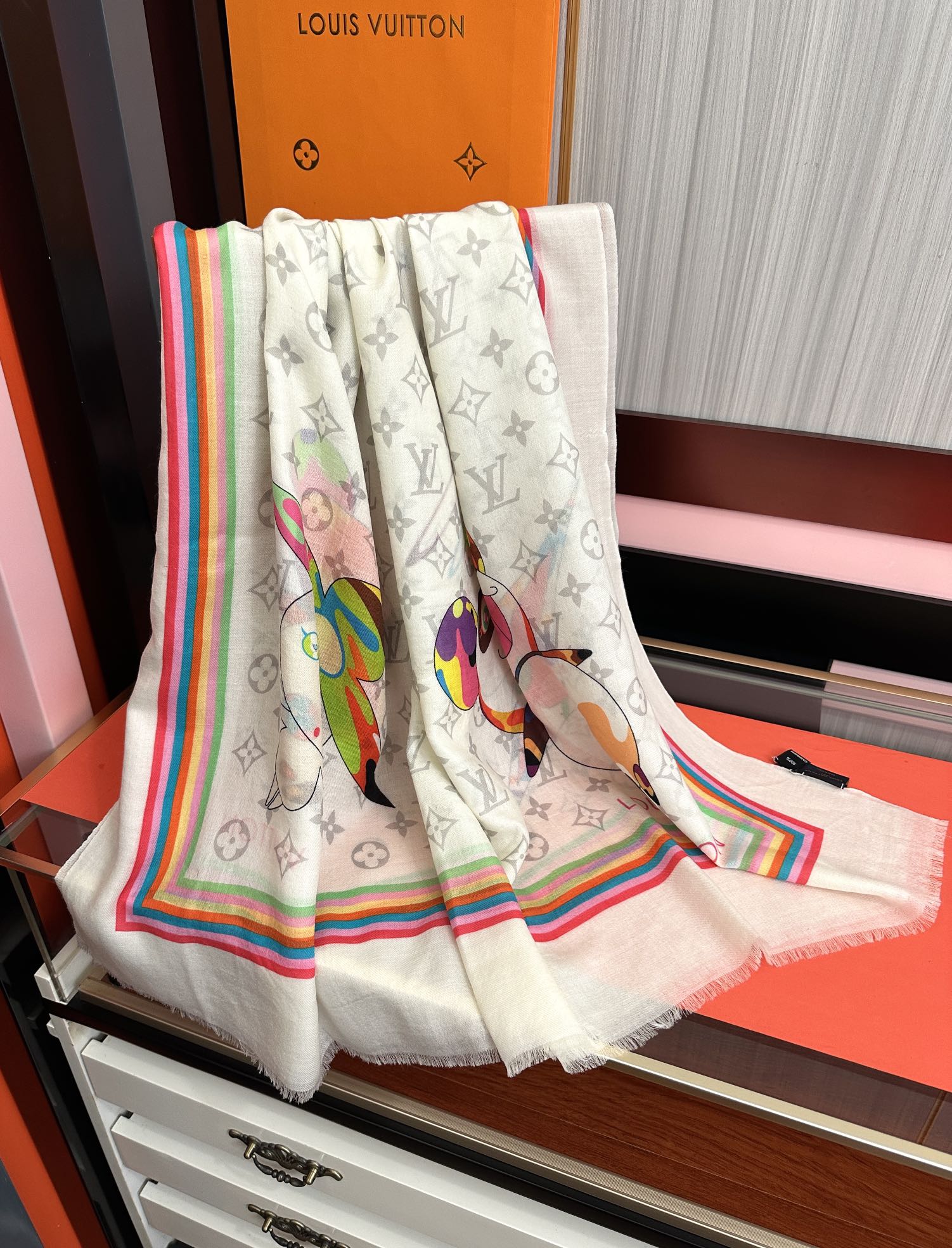 。新款L v 太美了[礼物]今年最流行的款式[得意]真心赞👍😘💍实物真心美 🎀披肩配以印花💓💃🏻无论设计