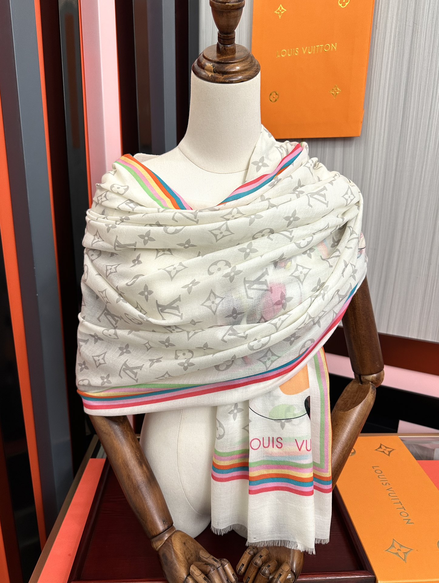 。新款L v 太美了[礼物]今年最流行的款式[得意]真心赞👍😘💍实物真心美 🎀披肩配以印花💓💃🏻无论设计