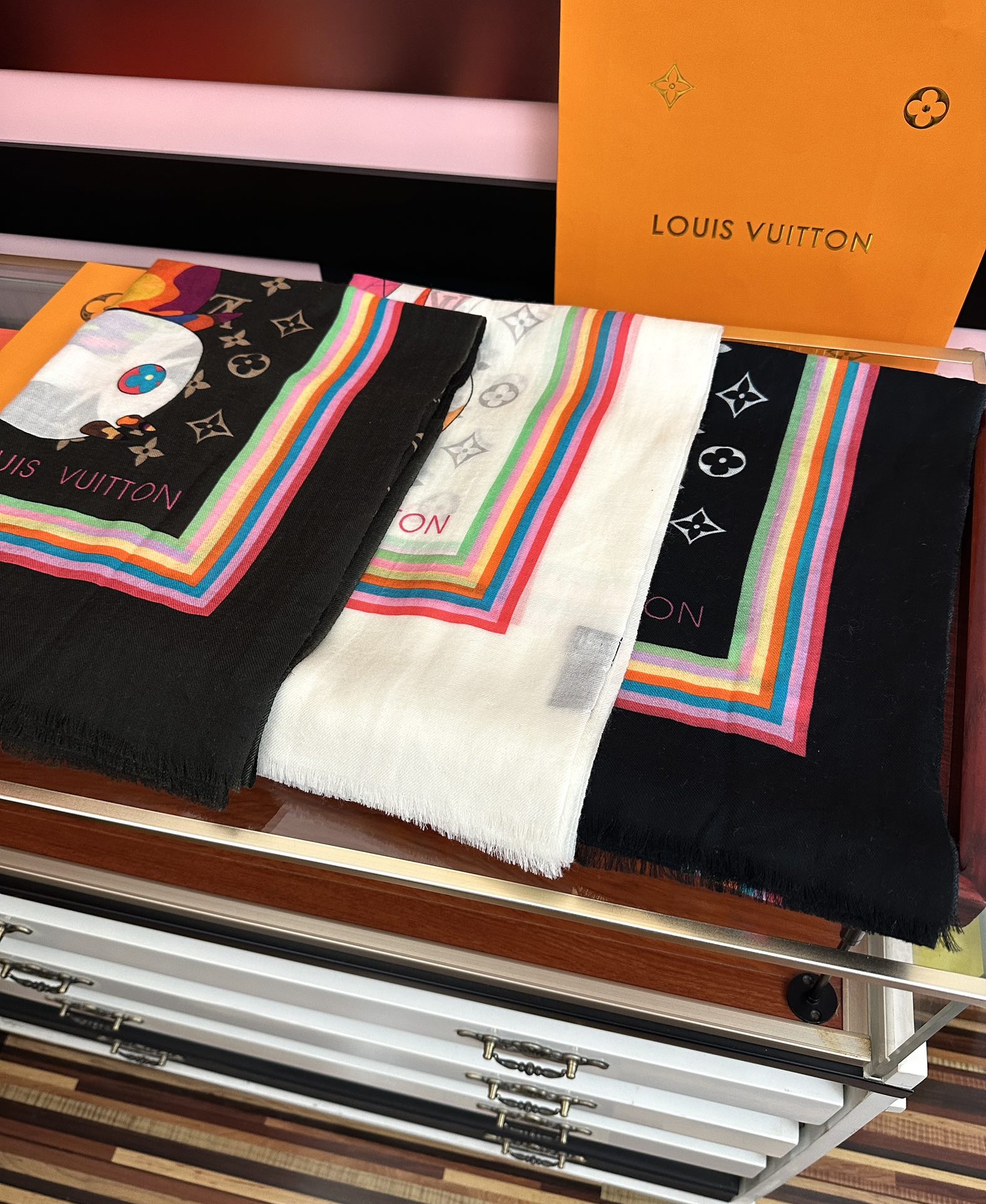 。新款L v 太美了[礼物]今年最流行的款式[得意]真心赞👍😘💍实物真心美 🎀披肩配以印花💓💃🏻无论设计