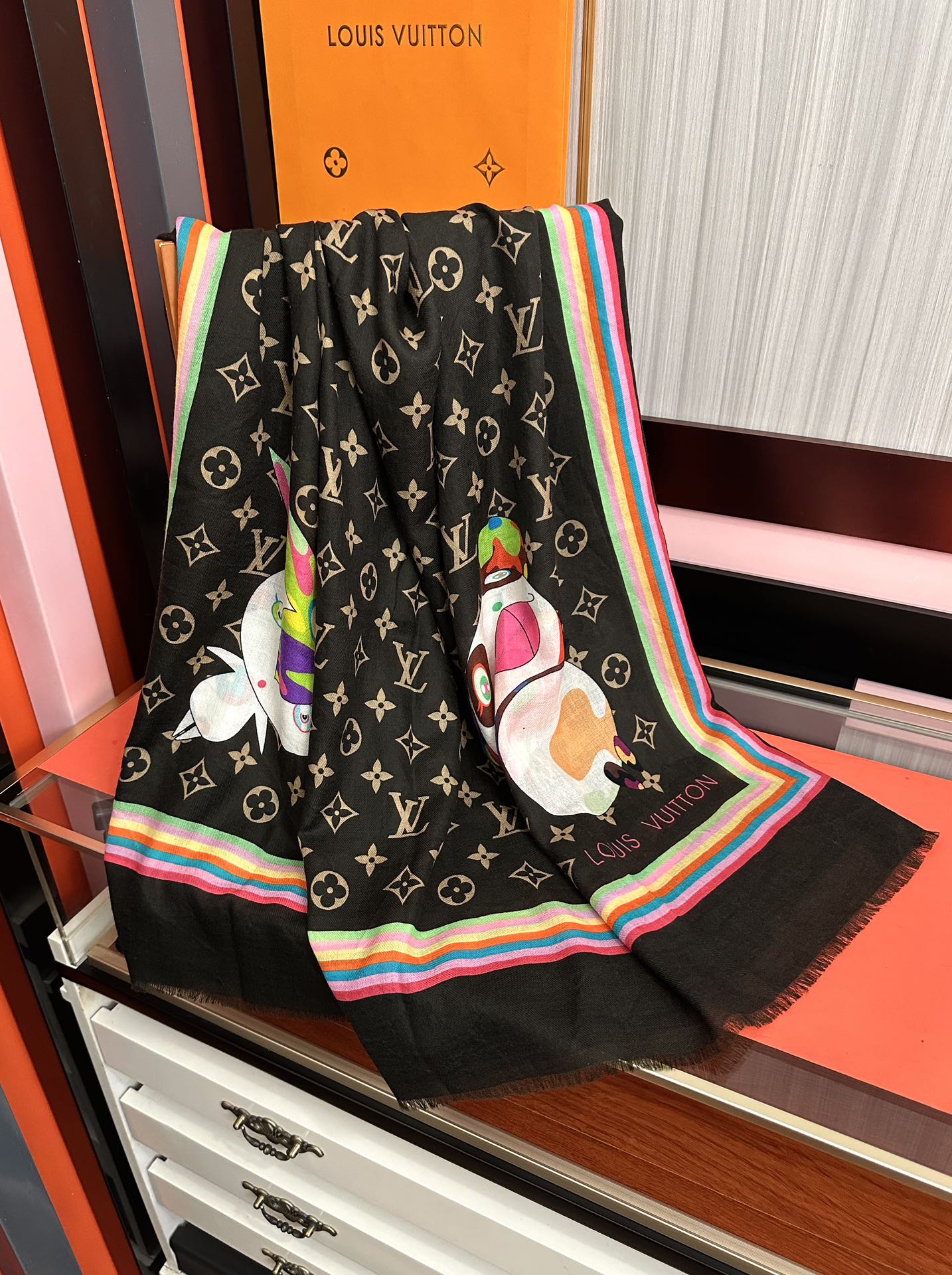 。新款L v 太美了[礼物]今年最流行的款式[得意]真心赞👍😘💍实物真心美 🎀披肩配以印花💓💃🏻无论设计