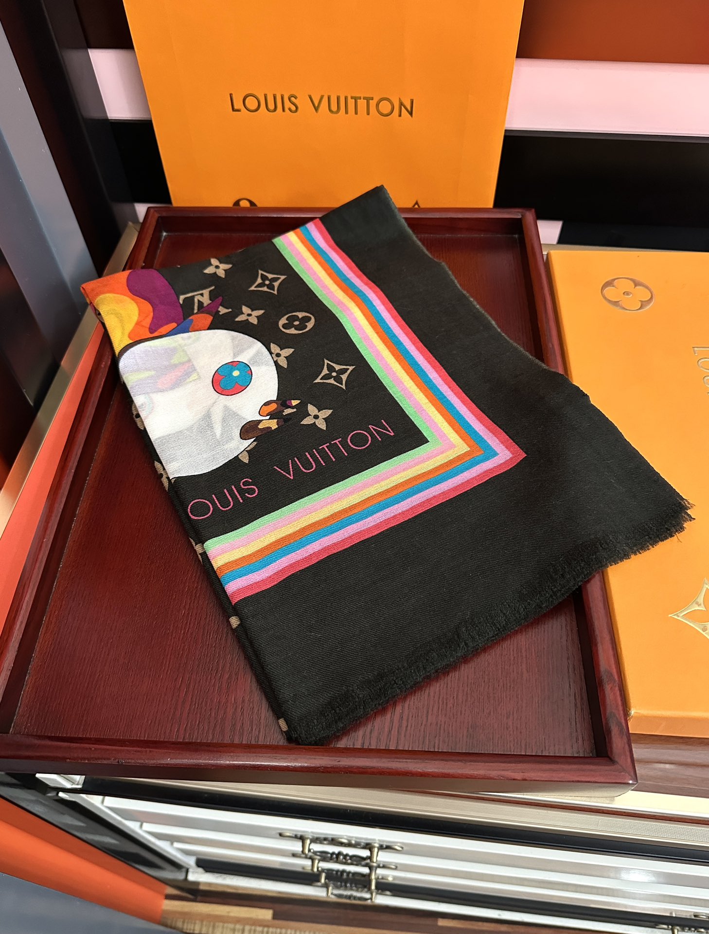 。新款L v 太美了[礼物]今年最流行的款式[得意]真心赞👍😘💍实物真心美 🎀披肩配以印花💓💃🏻无论设计