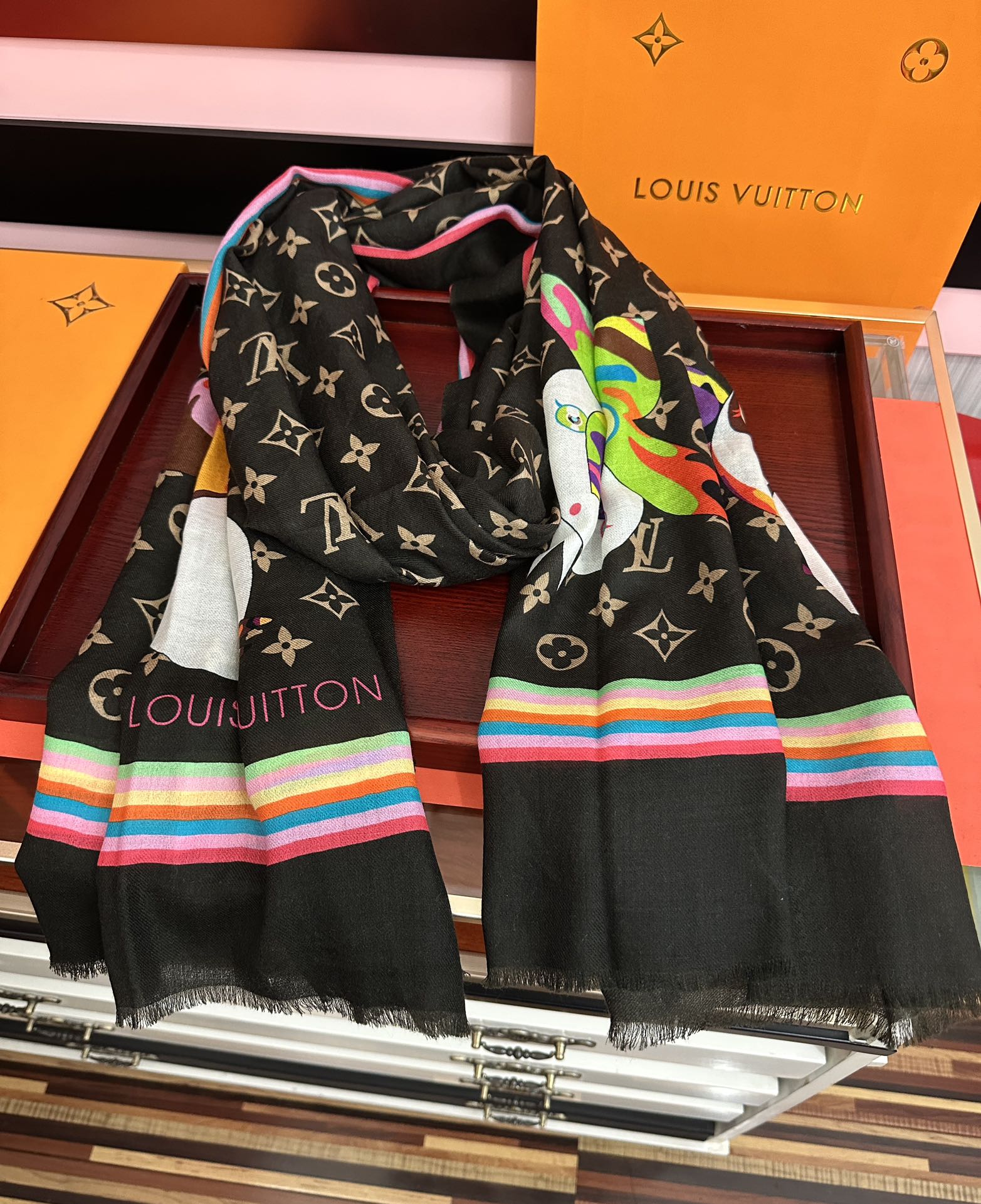 。新款L v 太美了[礼物]今年最流行的款式[得意]真心赞👍😘💍实物真心美 🎀披肩配以印花💓💃🏻无论设计