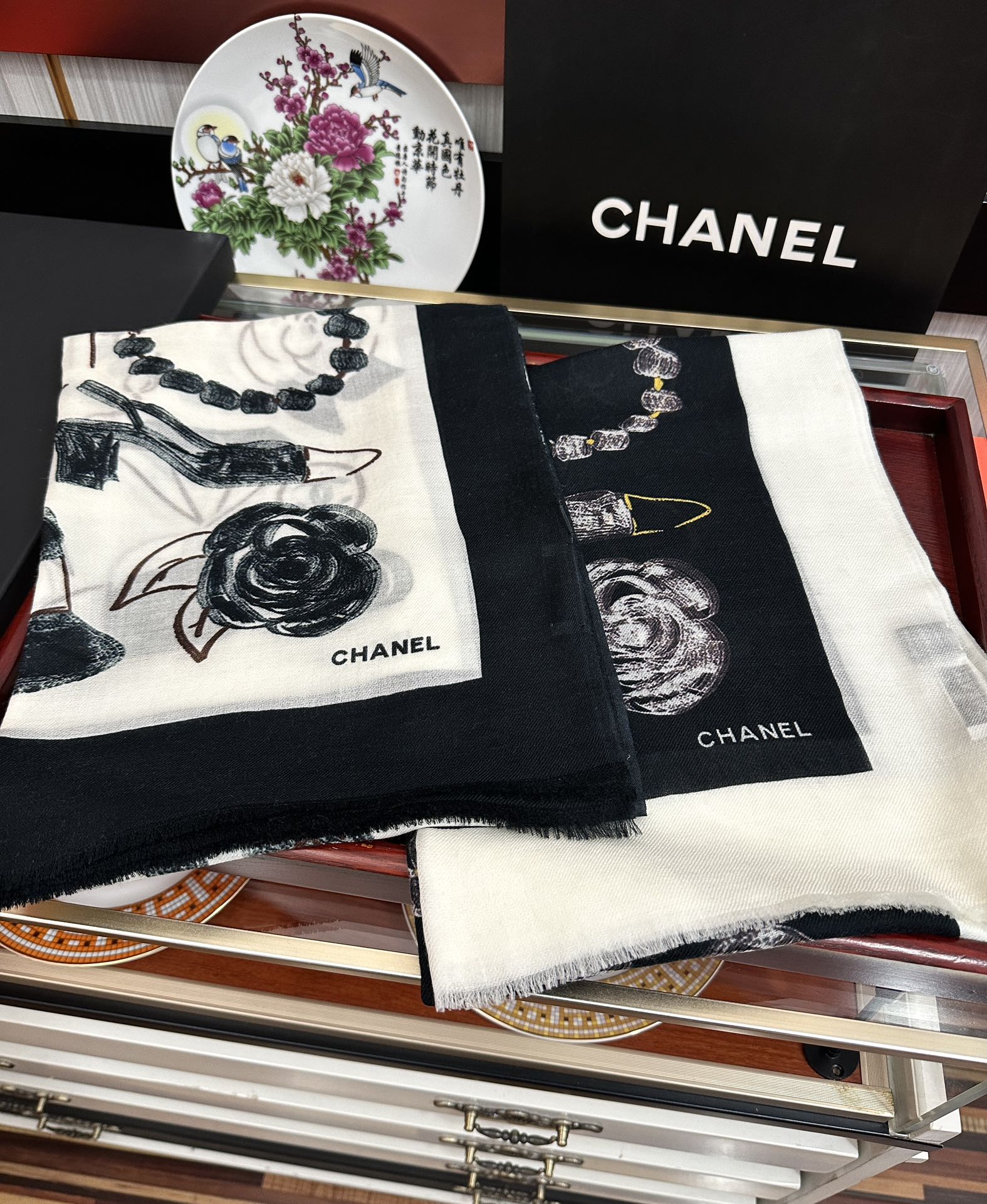 P205🔥上新 小香2025最新款、太美到心动😘实物真心美 🎀披肩配以印花💓无论设计喷绘都是非常到位☀️细节都可见🌟整个围巾给人气场的同时又非常精致高端💟VIP推荐⚡️绝对值得入手的款尺寸：100x200cm