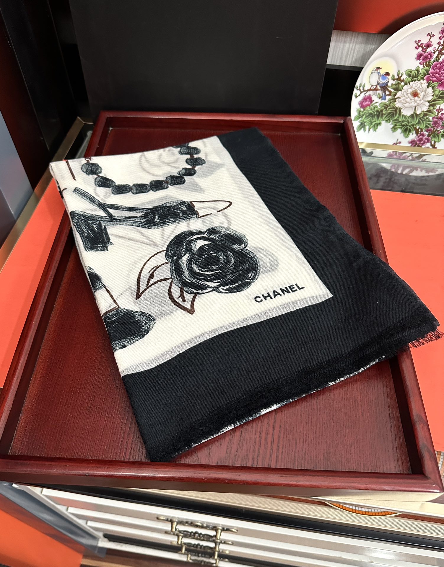 P205🔥上新 小香2025最新款、太美到心动😘实物真心美 🎀披肩配以印花💓无论设计喷绘都是非常到位☀️细节都可见🌟整个围巾给人气场的同时又非常精致高端💟VIP推荐⚡️绝对值得入手的款尺寸：100x200cm