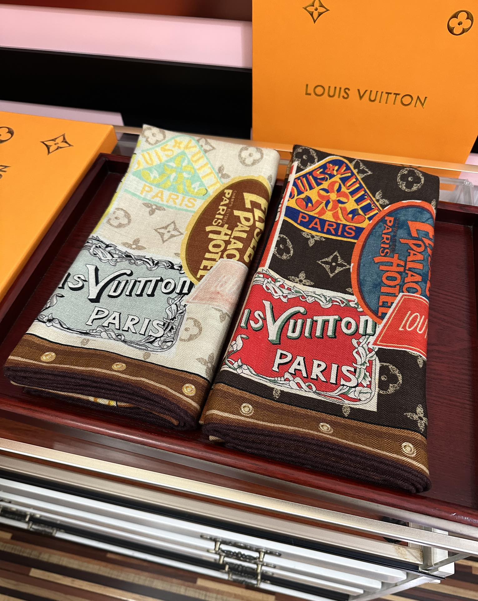 P235❤️新款LV   2025高品质 官网同步【双面同色】经典优雅[礼物]~气质到骨子里[色]新一季的面料超高级，真心超级柔软，丝丝顺滑[太阳]韧性很强 不容易被轻易勾丝！今年新出的系列~真的被这样的设计美到[强]一条的丝巾[色]给你最好的搭配[嘴唇]上身效果简直优雅气质到不行[礼物]非常灵动.层次优雅质感.[庆祝]香粉必入[發]上身效果真的不用多说的美(搭配服饰鞋包更有感觉)[啤酒]实物绝对更美[强][太阳]尺寸：140x140、材质30%真丝+70%丝羊绒，2⃣️色