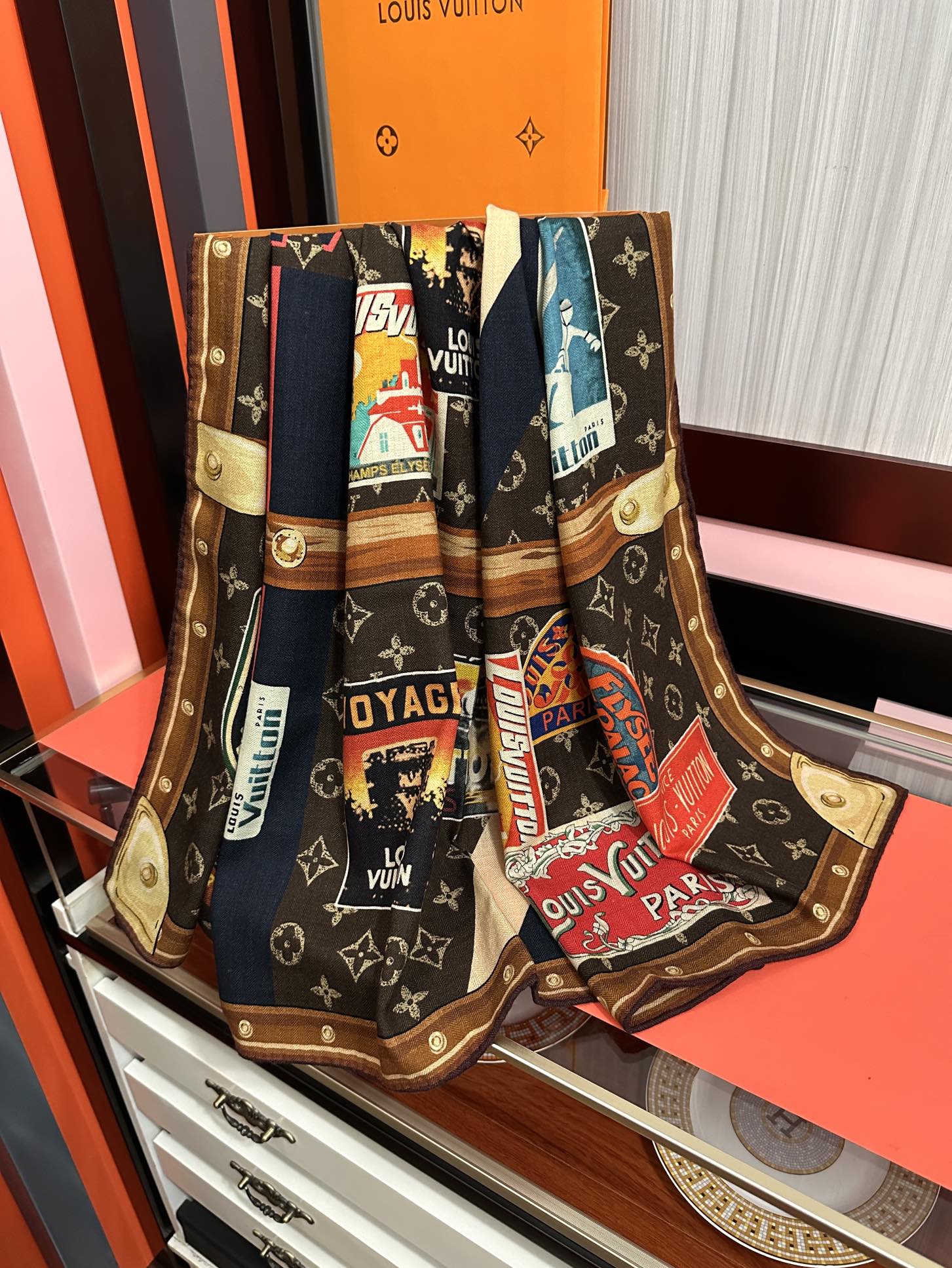 P235❤️新款LV   2025高品质 官网同步【双面同色】经典优雅[礼物]~气质到骨子里[色]新一季的面料超高级，真心超级柔软，丝丝顺滑[太阳]韧性很强 不容易被轻易勾丝！今年新出的系列~真的被这样的设计美到[强]一条的丝巾[色]给你最好的搭配[嘴唇]上身效果简直优雅气质到不行[礼物]非常灵动.层次优雅质感.[庆祝]香粉必入[發]上身效果真的不用多说的美(搭配服饰鞋包更有感觉)[啤酒]实物绝对更美[强][太阳]尺寸：140x140、材质30%真丝+70%丝羊绒，2⃣️色