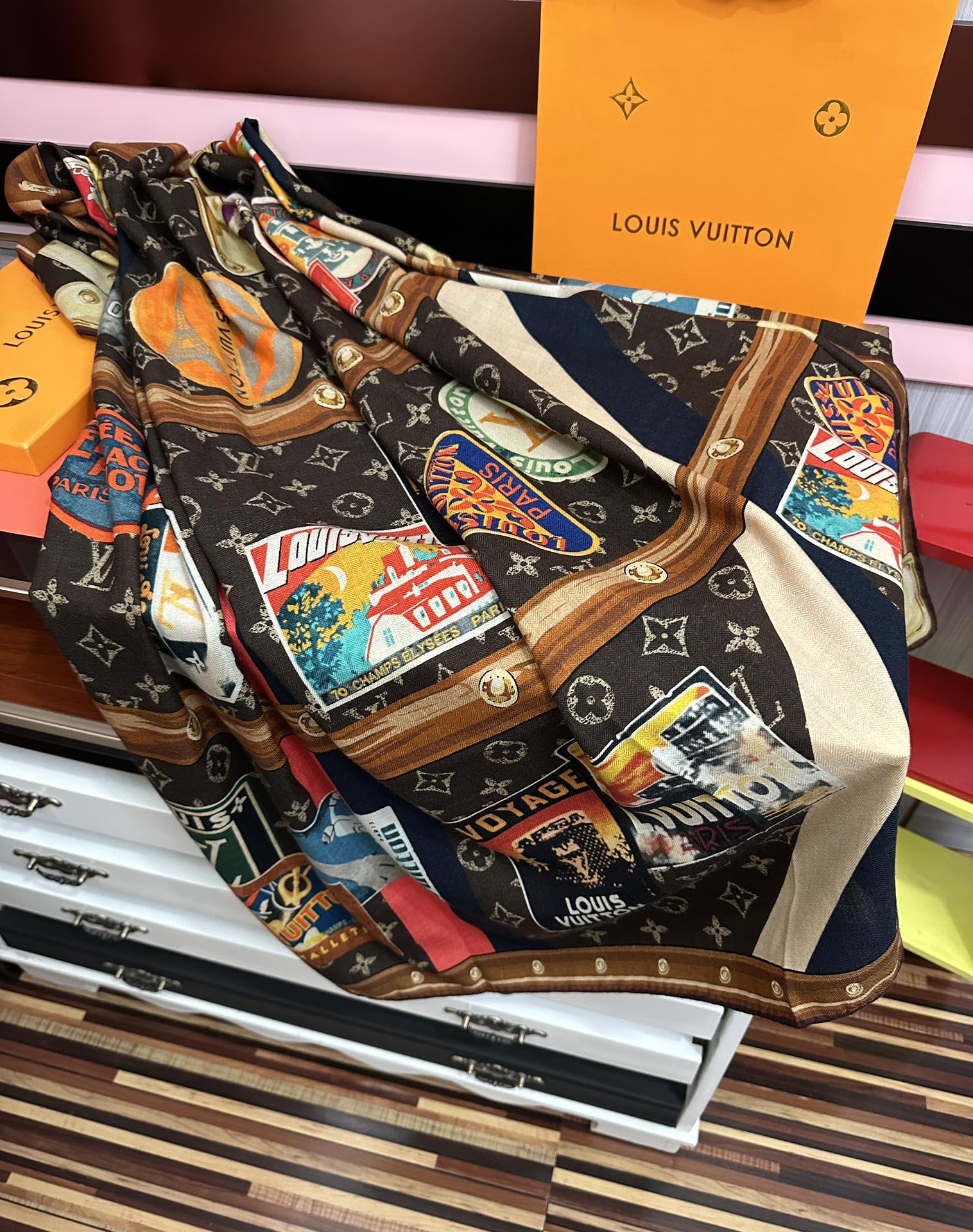 P235❤️新款LV   2025高品质 官网同步【双面同色】经典优雅[礼物]~气质到骨子里[色]新一季的面料超高级，真心超级柔软，丝丝顺滑[太阳]韧性很强 不容易被轻易勾丝！今年新出的系列~真的被这样的设计美到[强]一条的丝巾[色]给你最好的搭配[嘴唇]上身效果简直优雅气质到不行[礼物]非常灵动.层次优雅质感.[庆祝]香粉必入[發]上身效果真的不用多说的美(搭配服饰鞋包更有感觉)[啤酒]实物绝对更美[强][太阳]尺寸：140x140、材质30%真丝+70%丝羊绒，2⃣️色