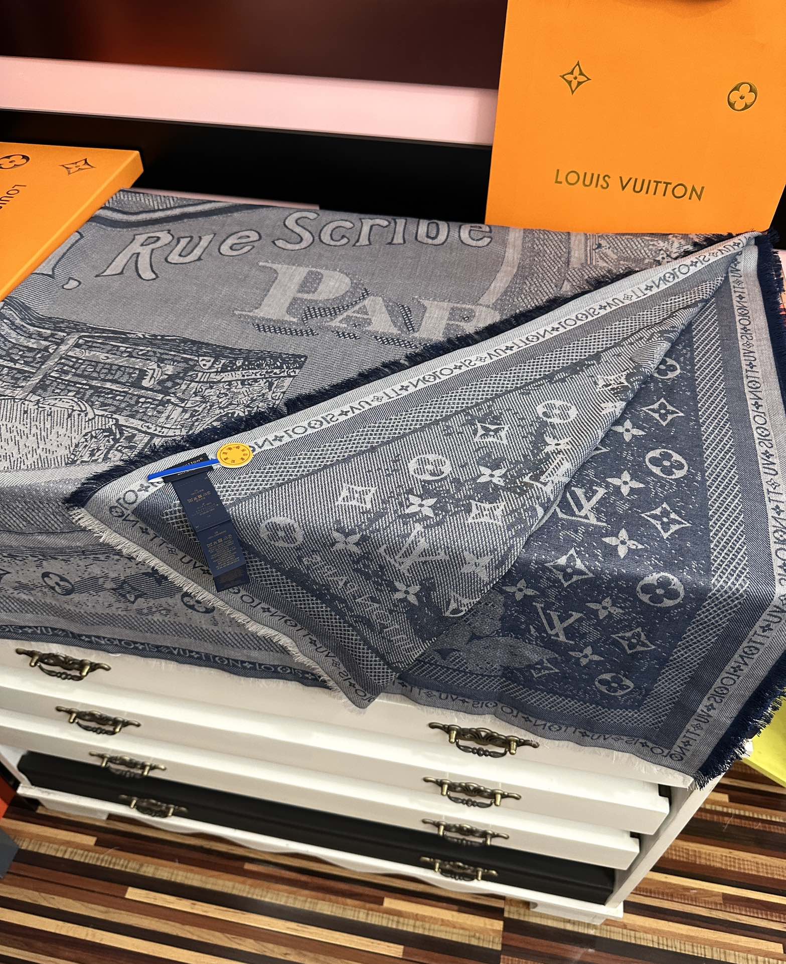 P190 [庆祝]新款LV《复古海报》午夜蓝 午夜蓝底色赋予深沉优雅的质感展览中&ldquo;午夜蓝调性。[得意] Malles Merveileuses 是一款融合品牌历史与艺术格调的设计作品[礼物]这款方巾从19世纪后期的广告海报中汲取灵感，以经典的Monogram图案为背景[强]搭配缤纷的行李箱和旅行贴纸元素，呼应了品牌悠久的旅行箱制作传统[庆祝]
精致手工拆须[得意]彰显匠心细节和典雅魅力。绵羊毛触感柔软且保暖性佳[得意]可作为围巾、披肩或装饰裱画，兼具实用性与艺术性。  
尺寸：140x140，材质:羊绒