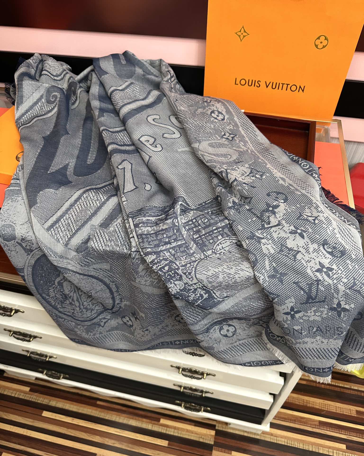 P190 [庆祝]新款LV《复古海报》午夜蓝 午夜蓝底色赋予深沉优雅的质感展览中&ldquo;午夜蓝调性。[得意] Malles Merveileuses 是一款融合品牌历史与艺术格调的设计作品[礼物]这款方巾从19世纪后期的广告海报中汲取灵感，以经典的Monogram图案为背景[强]搭配缤纷的行李箱和旅行贴纸元素，呼应了品牌悠久的旅行箱制作传统[庆祝]
精致手工拆须[得意]彰显匠心细节和典雅魅力。绵羊毛触感柔软且保暖性佳[得意]可作为围巾、披肩或装饰裱画，兼具实用性与艺术性。  
尺寸：140x140，材质:羊绒