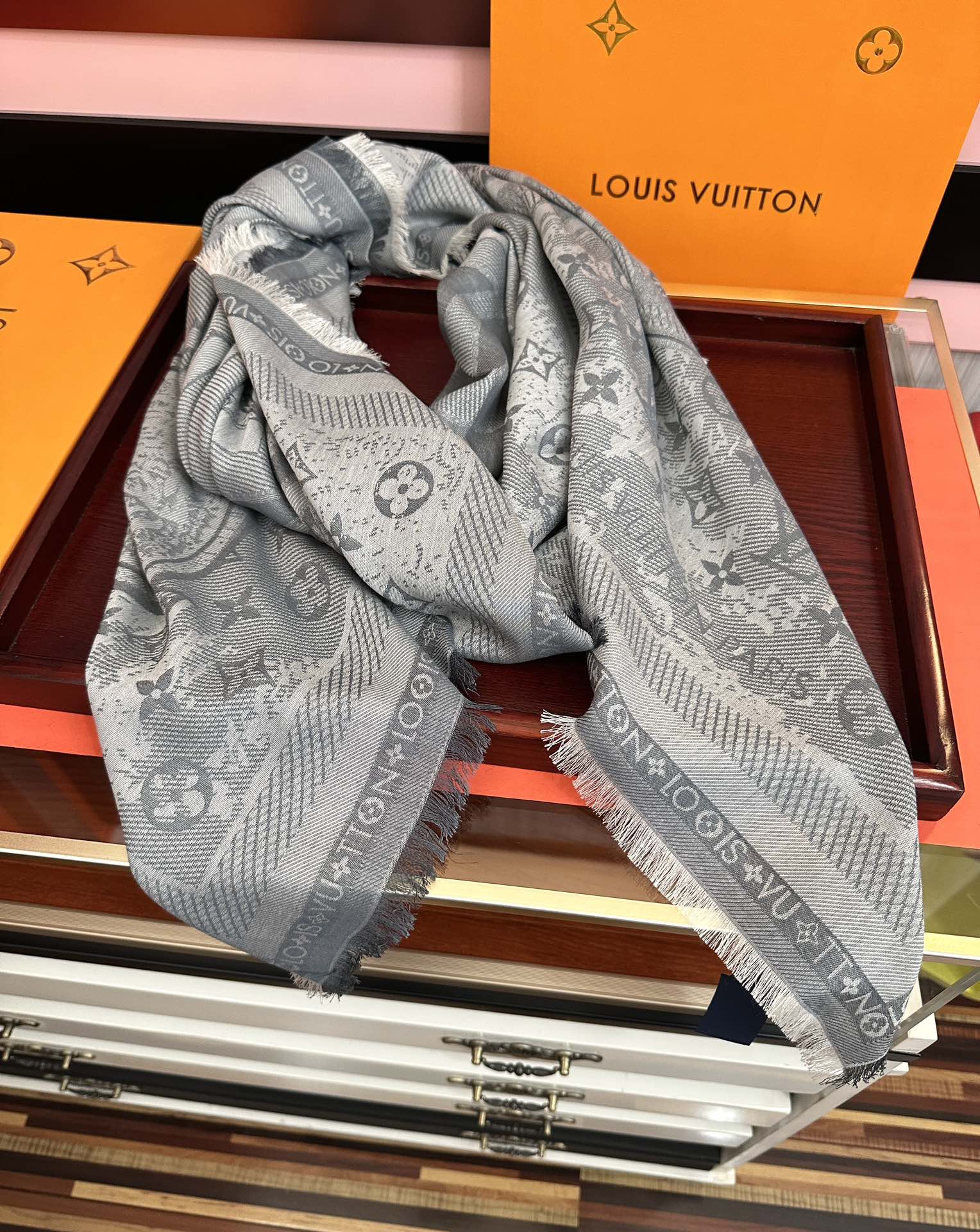 P190 [庆祝]新款LV《复古海报》午夜蓝 午夜蓝底色赋予深沉优雅的质感展览中&ldquo;午夜蓝调性。[得意] Malles Merveileuses 是一款融合品牌历史与艺术格调的设计作品[礼物]这款方巾从19世纪后期的广告海报中汲取灵感，以经典的Monogram图案为背景[强]搭配缤纷的行李箱和旅行贴纸元素，呼应了品牌悠久的旅行箱制作传统[庆祝]
精致手工拆须[得意]彰显匠心细节和典雅魅力。绵羊毛触感柔软且保暖性佳[得意]可作为围巾、披肩或装饰裱画，兼具实用性与艺术性。  
尺寸：140x140，材质:羊绒