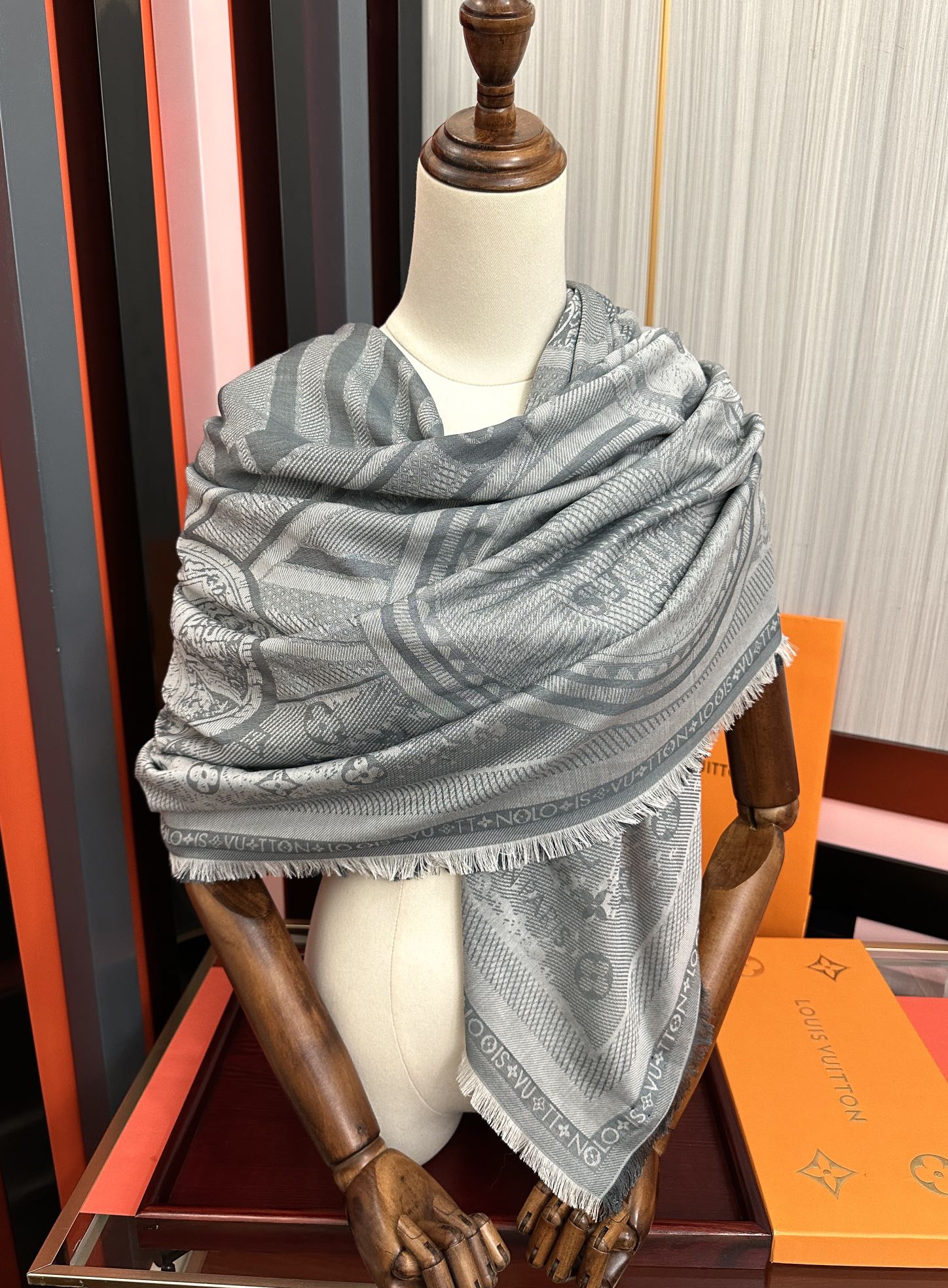 P190 [庆祝]新款LV《复古海报》午夜蓝 午夜蓝底色赋予深沉优雅的质感展览中&ldquo;午夜蓝调性。[得意] Malles Merveileuses 是一款融合品牌历史与艺术格调的设计作品[礼物]这款方巾从19世纪后期的广告海报中汲取灵感，以经典的Monogram图案为背景[强]搭配缤纷的行李箱和旅行贴纸元素，呼应了品牌悠久的旅行箱制作传统[庆祝]
精致手工拆须[得意]彰显匠心细节和典雅魅力。绵羊毛触感柔软且保暖性佳[得意]可作为围巾、披肩或装饰裱画，兼具实用性与艺术性。  
尺寸：140x140，材质:羊绒