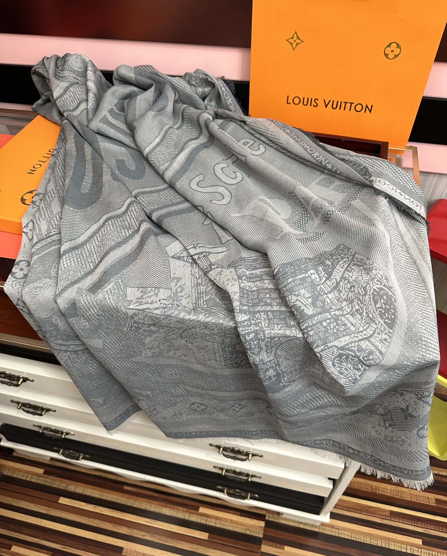 P190 [庆祝]新款LV《复古海报》午夜蓝 午夜蓝底色赋予深沉优雅的质感展览中&ldquo;午夜蓝调性。[得意] Malles Merveileuses 是一款融合品牌历史与艺术格调的设计作品[礼物]这款方巾从19世纪后期的广告海报中汲取灵感，以经典的Monogram图案为背景[强]搭配缤纷的行李箱和旅行贴纸元素，呼应了品牌悠久的旅行箱制作传统[庆祝]
精致手工拆须[得意]彰显匠心细节和典雅魅力。绵羊毛触感柔软且保暖性佳[得意]可作为围巾、披肩或装饰裱画，兼具实用性与艺术性。  
尺寸：140x140，材质:羊绒