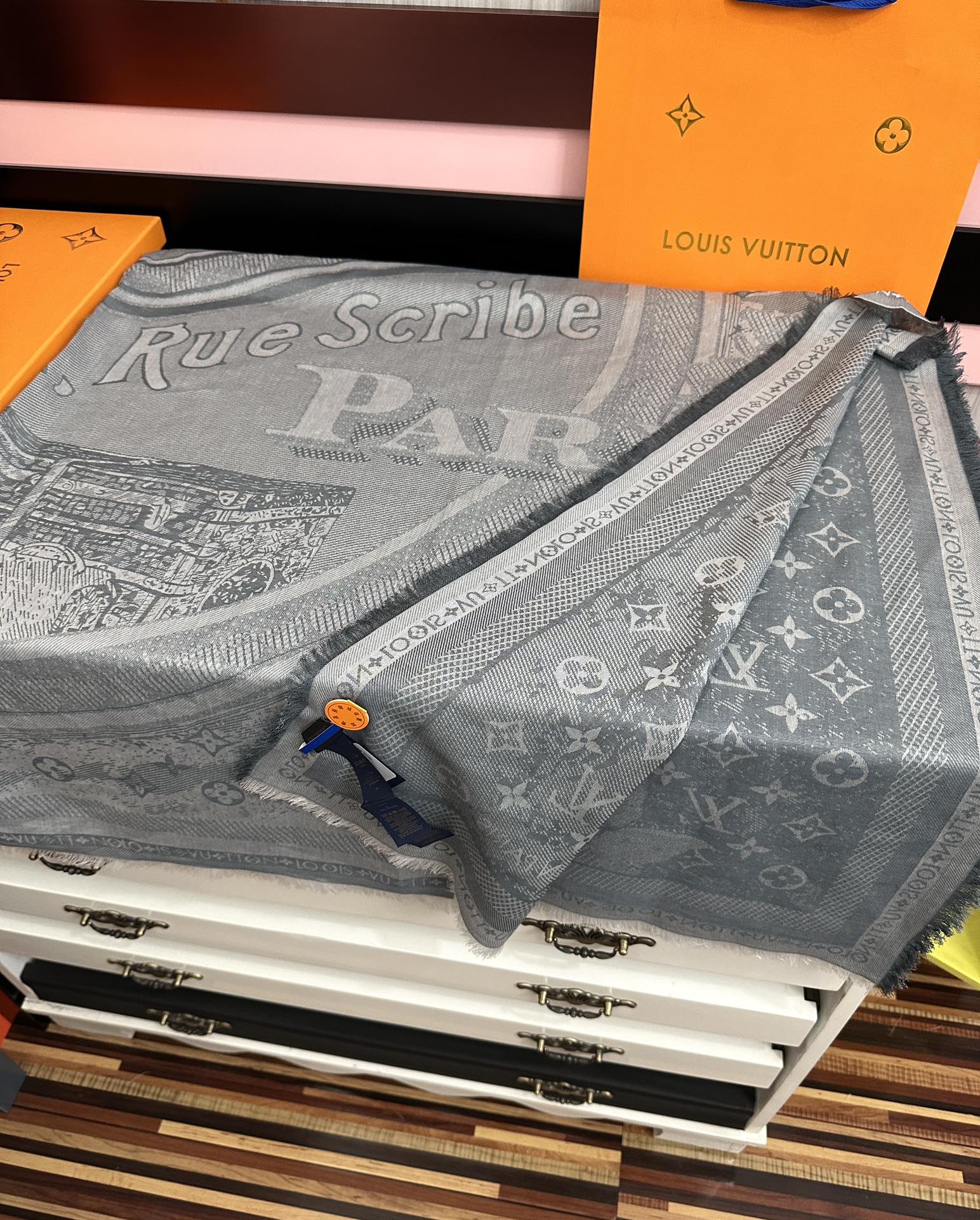 P190 [庆祝]新款LV《复古海报》午夜蓝 午夜蓝底色赋予深沉优雅的质感展览中&ldquo;午夜蓝调性。[得意] Malles Merveileuses 是一款融合品牌历史与艺术格调的设计作品[礼物]这款方巾从19世纪后期的广告海报中汲取灵感，以经典的Monogram图案为背景[强]搭配缤纷的行李箱和旅行贴纸元素，呼应了品牌悠久的旅行箱制作传统[庆祝]
精致手工拆须[得意]彰显匠心细节和典雅魅力。绵羊毛触感柔软且保暖性佳[得意]可作为围巾、披肩或装饰裱画，兼具实用性与艺术性。  
尺寸：140x140，材质:羊绒