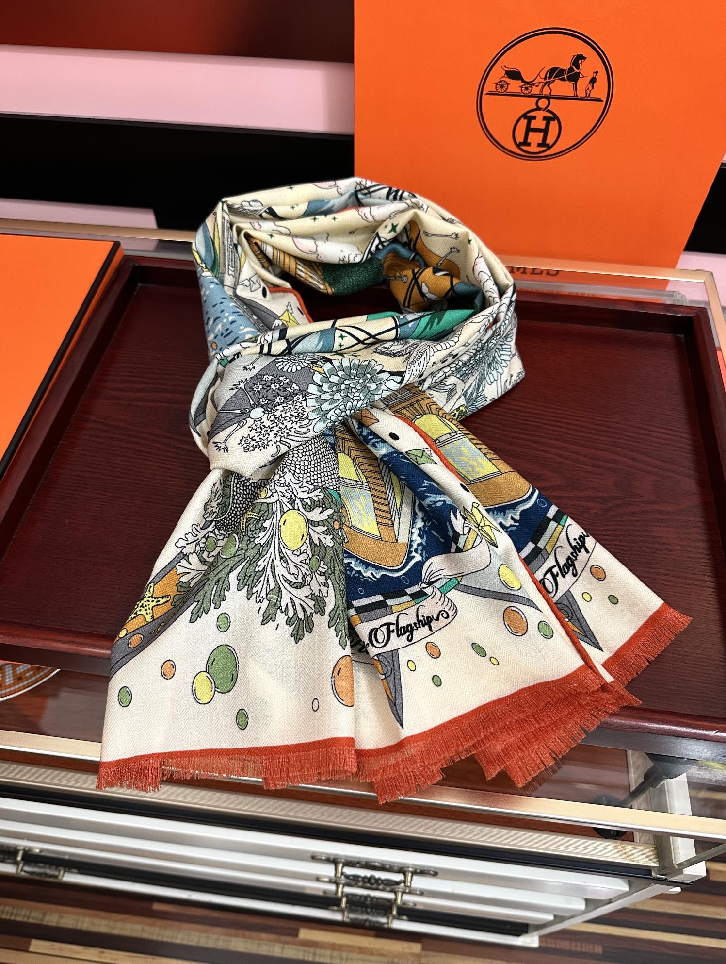 P215🔥 新款爱马仕🔥2040双面同色【一帆风顺】太美了[吃瓜]下手一定要快[嘴唇]四季都可以用[勾引]真心美的让人非常非上身效果简直美翻了 品质非常完美👍整个围巾给人气场的同时又非常精致秀丽💟绝对值得入手的新款💟实物一拿到就会庆幸自己是女人的绝美好货😂 👍尺寸：65x185，材质：羊绒