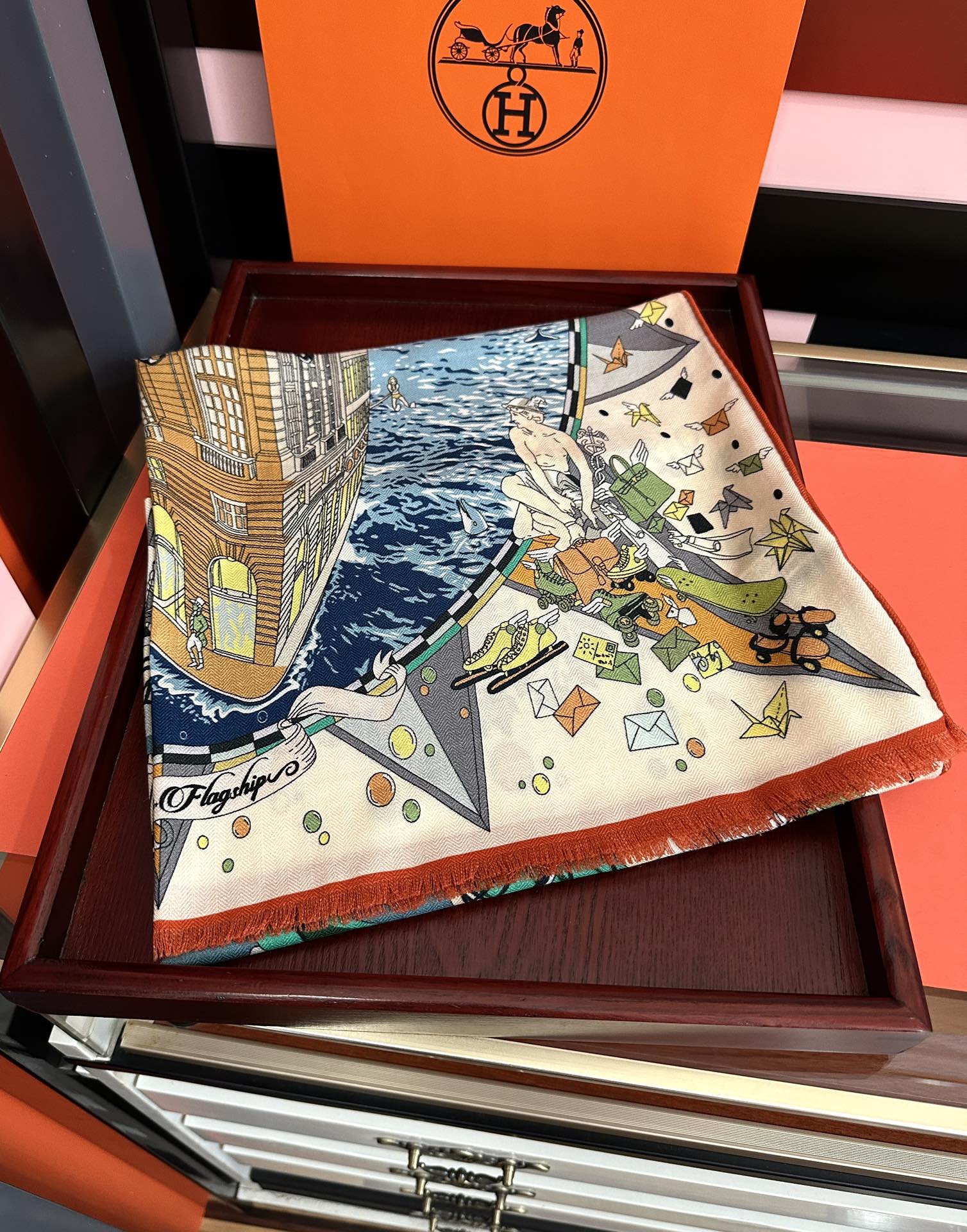 P215🔥 新款爱马仕🔥2040双面同色【一帆风顺】太美了[吃瓜]下手一定要快[嘴唇]四季都可以用[勾引]真心美的让人非常非上身效果简直美翻了 品质非常完美👍整个围巾给人气场的同时又非常精致秀丽💟绝对值得入手的新款💟实物一拿到就会庆幸自己是女人的绝美好货😂 👍尺寸：65x185，材质：羊绒