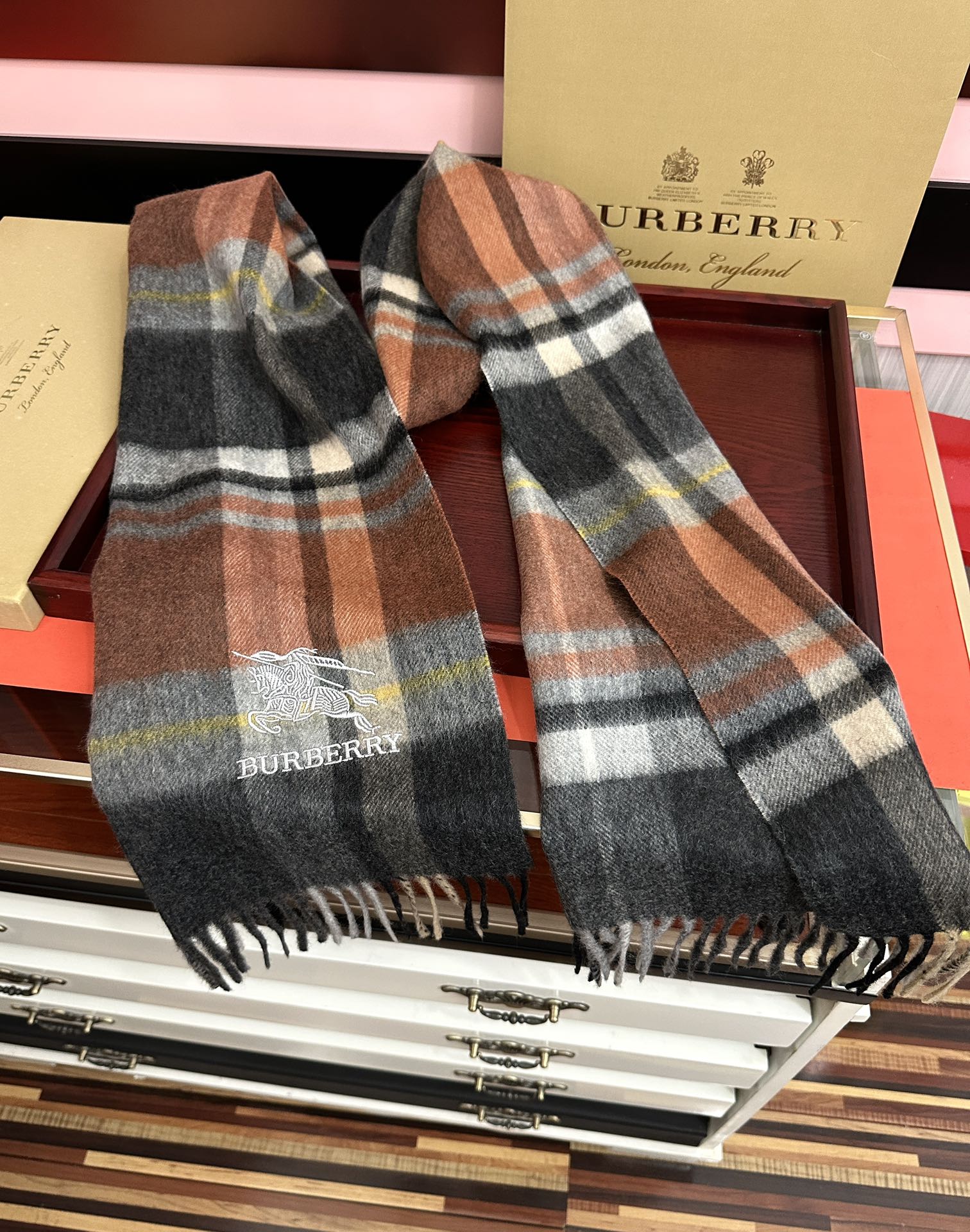 P215🔥115%山羊绒 [爱心]2025巴宝莉采用内蒙古顶级山羊绒，最新款男女通用情侣款👫重磅推荐💥 经典的格子，永不过时🔥非常保暖柔软亲肤，不扎脖😍经典巴宝莉格纹设计😘太美了赶紧下手吧🎉中性款男女各自选择自己中意的颜色，材质：山羊绒，尺寸：32x180