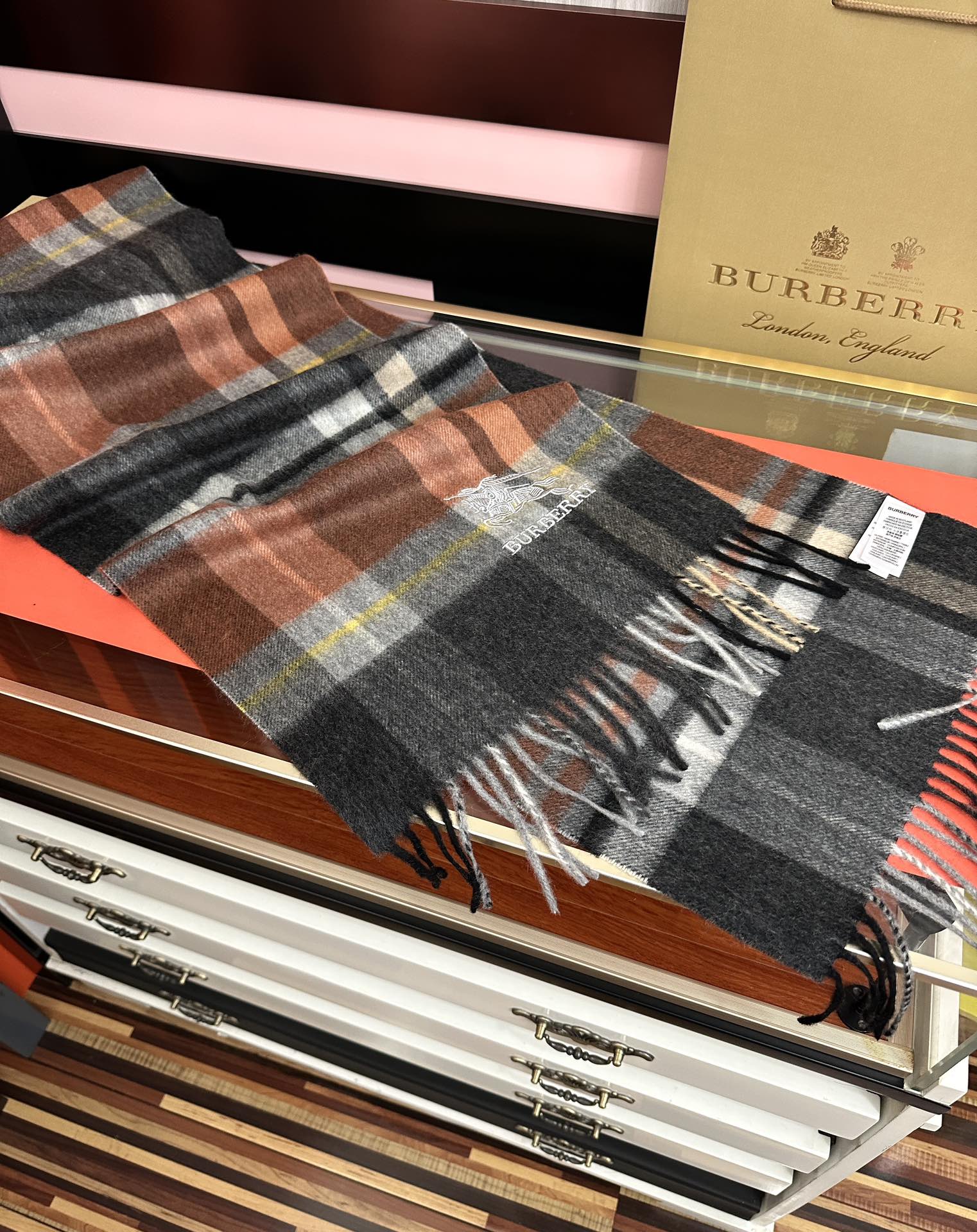 P215🔥115%山羊绒 [爱心]2025巴宝莉采用内蒙古顶级山羊绒，最新款男女通用情侣款👫重磅推荐💥 经典的格子，永不过时🔥非常保暖柔软亲肤，不扎脖😍经典巴宝莉格纹设计😘太美了赶紧下手吧🎉中性款男女各自选择自己中意的颜色，材质：山羊绒，尺寸：32x180