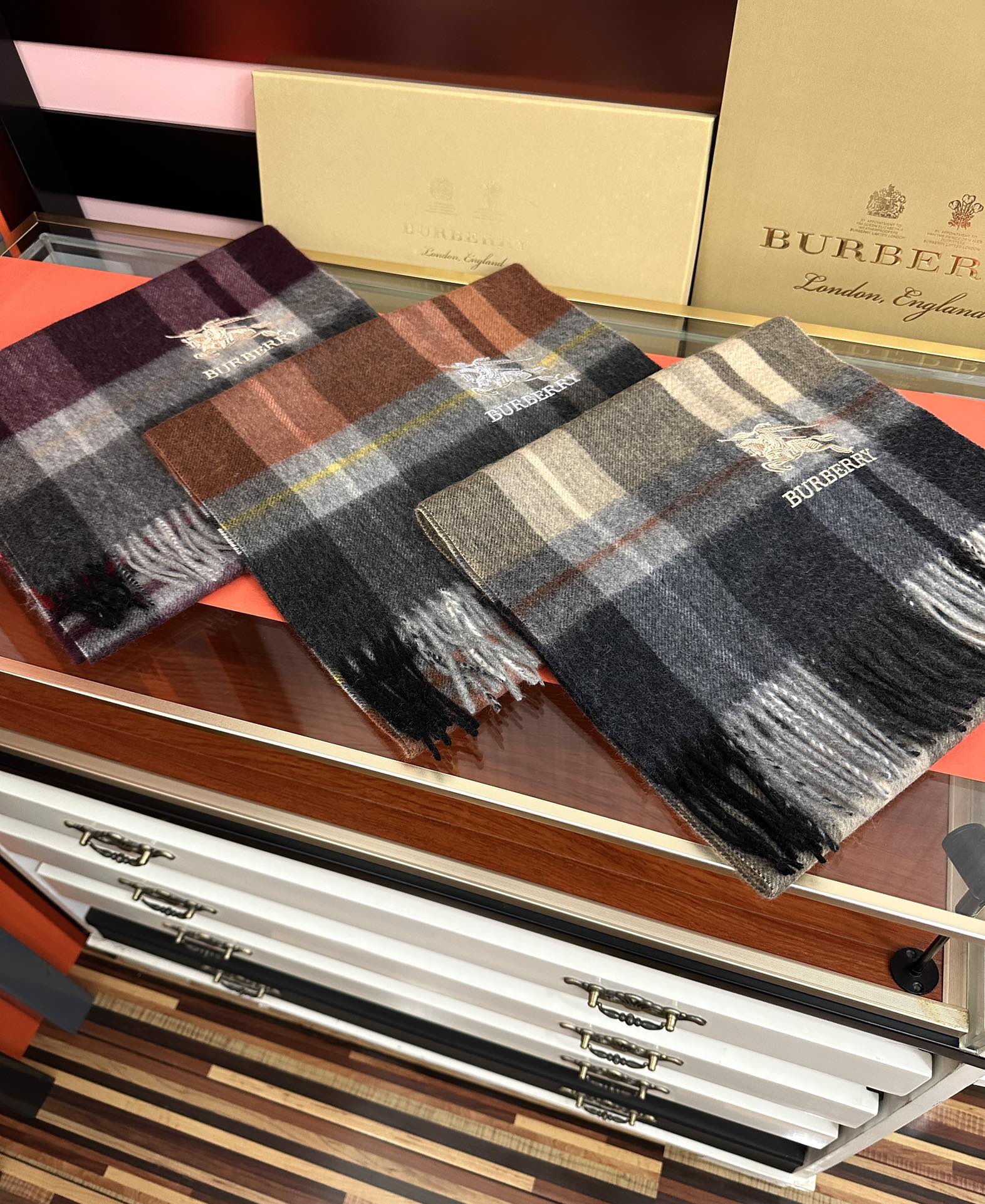 P215🔥115%山羊绒 [爱心]2025巴宝莉采用内蒙古顶级山羊绒，最新款男女通用情侣款👫重磅推荐💥 经典的格子，永不过时🔥非常保暖柔软亲肤，不扎脖😍经典巴宝莉格纹设计😘太美了赶紧下手吧🎉中性款男女各自选择自己中意的颜色，材质：山羊绒，尺寸：32x180