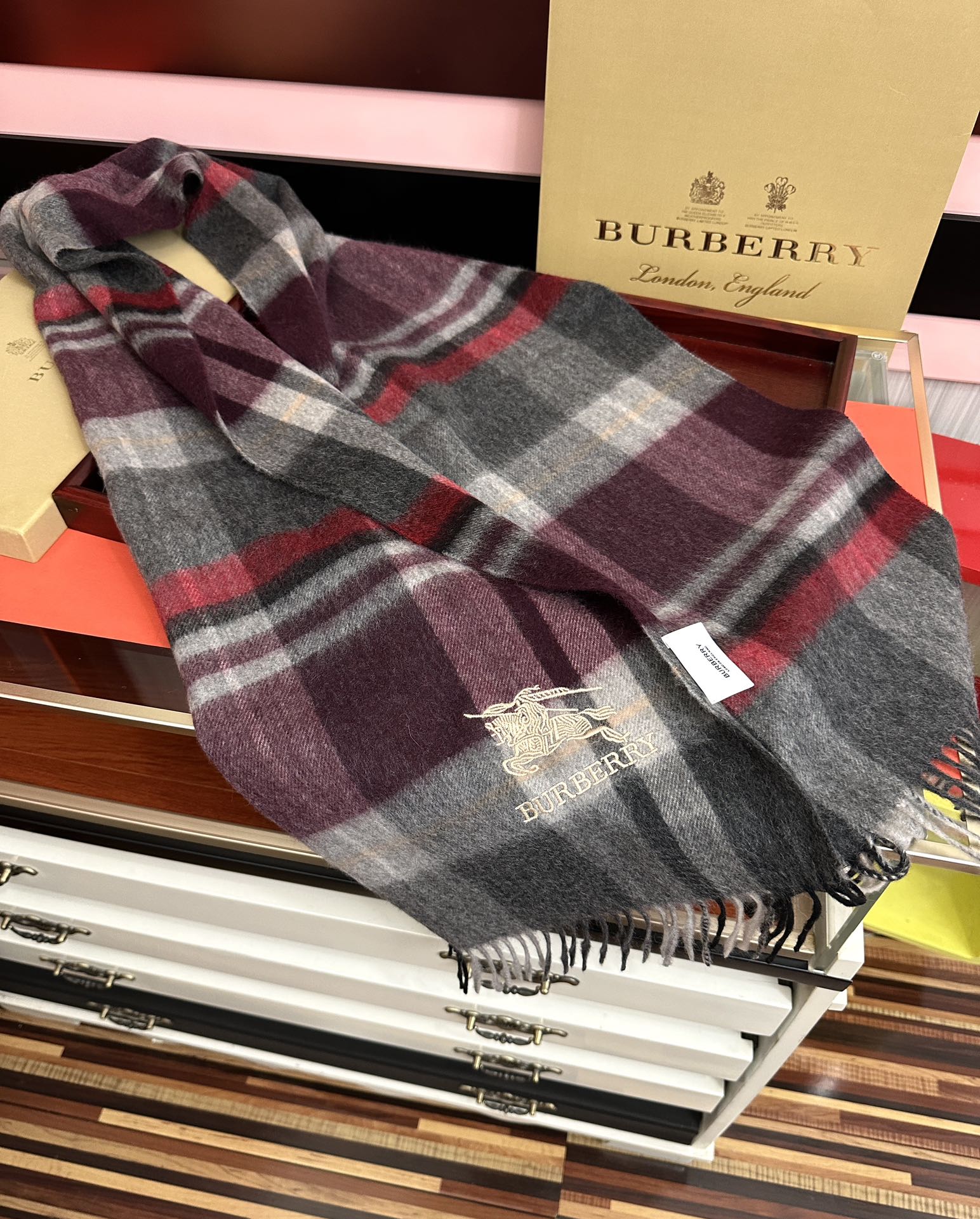 P215🔥115%山羊绒 [爱心]2025巴宝莉采用内蒙古顶级山羊绒，最新款男女通用情侣款👫重磅推荐💥 经典的格子，永不过时🔥非常保暖柔软亲肤，不扎脖😍经典巴宝莉格纹设计😘太美了赶紧下手吧🎉中性款男女各自选择自己中意的颜色，材质：山羊绒，尺寸：32x180