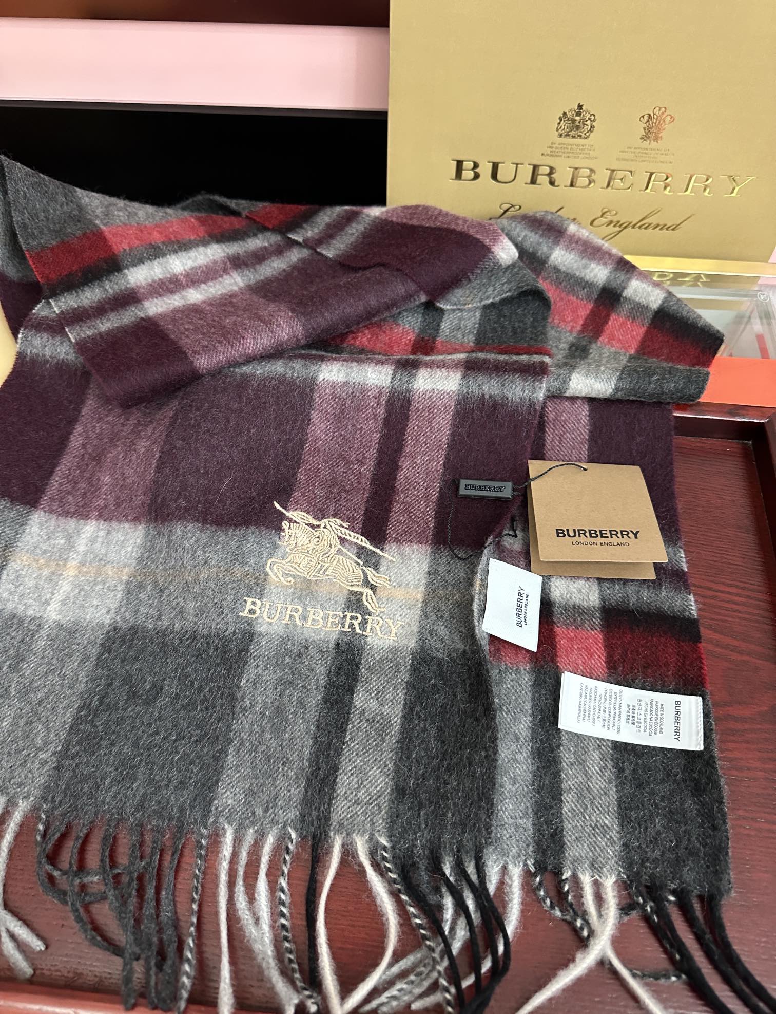 P215🔥115%山羊绒 [爱心]2025巴宝莉采用内蒙古顶级山羊绒，最新款男女通用情侣款👫重磅推荐💥 经典的格子，永不过时🔥非常保暖柔软亲肤，不扎脖😍经典巴宝莉格纹设计😘太美了赶紧下手吧🎉中性款男女各自选择自己中意的颜色，材质：山羊绒，尺寸：32x180