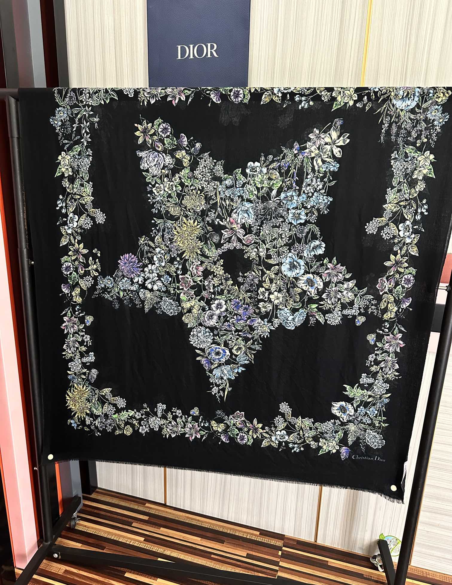 P205🔥新款 迪奥 最新款 【花卉系列】重磅推荐必备款 顶级设计太美了，真心赞👍😘💍实物真心美 🎀披肩配以印花💓💃🏻无论设计喷绘都是非常到位☀️细节都可见🌟整个围巾给人气场的同时又非常精致高端💟VIP推荐⚡️绝对值得入手💟尺寸：100x200材质：羊绒，2⃣️色