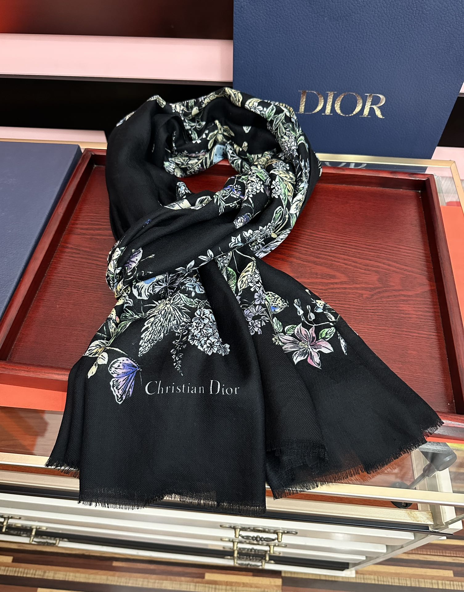 P205🔥新款 迪奥 最新款 【花卉系列】重磅推荐必备款 顶级设计太美了，真心赞👍😘💍实物真心美 🎀披肩配以印花💓💃🏻无论设计喷绘都是非常到位☀️细节都可见🌟整个围巾给人气场的同时又非常精致高端💟VIP推荐⚡️绝对值得入手💟尺寸：100x200材质：羊绒，2⃣️色