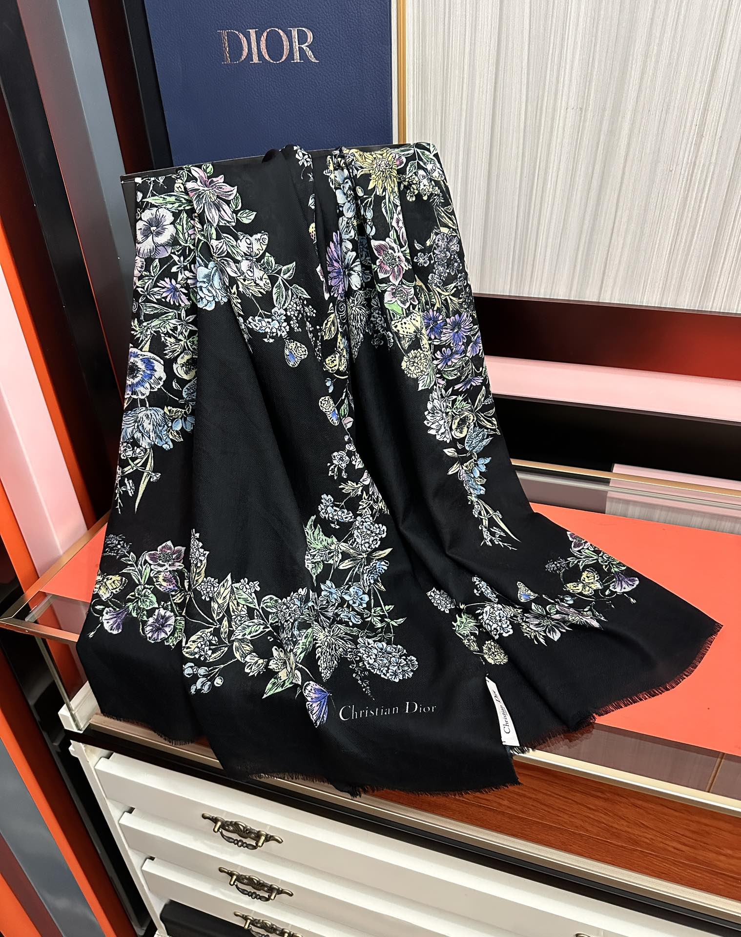 P205🔥新款 迪奥 最新款 【花卉系列】重磅推荐必备款 顶级设计太美了，真心赞👍😘💍实物真心美 🎀披肩配以印花💓💃🏻无论设计喷绘都是非常到位☀️细节都可见🌟整个围巾给人气场的同时又非常精致高端💟VIP推荐⚡️绝对值得入手💟尺寸：100x200材质：羊绒，2⃣️色
