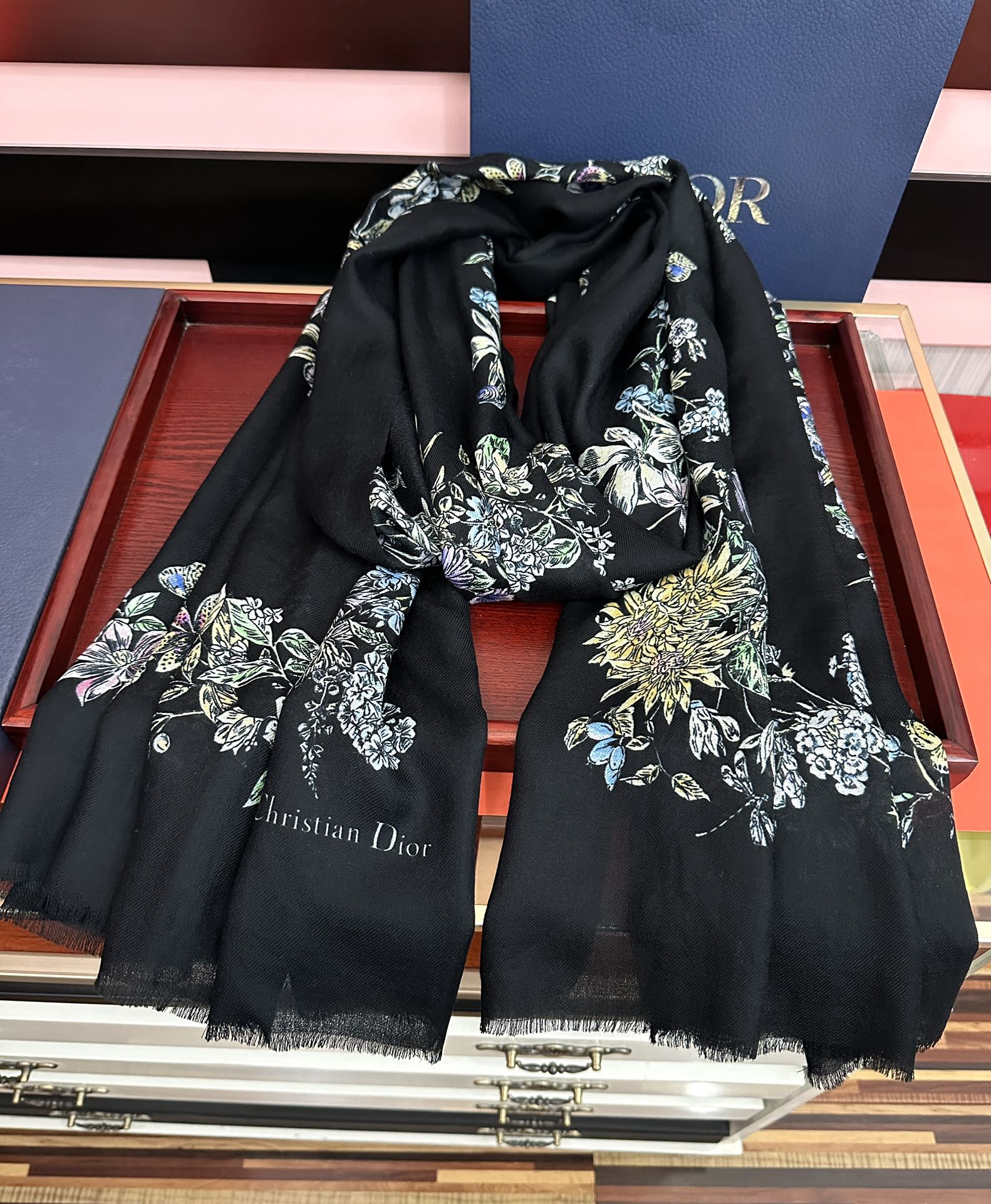 P205🔥新款 迪奥 最新款 【花卉系列】重磅推荐必备款 顶级设计太美了，真心赞👍😘💍实物真心美 🎀披肩配以印花💓💃🏻无论设计喷绘都是非常到位☀️细节都可见🌟整个围巾给人气场的同时又非常精致高端💟VIP推荐⚡️绝对值得入手💟尺寸：100x200材质：羊绒，2⃣️色