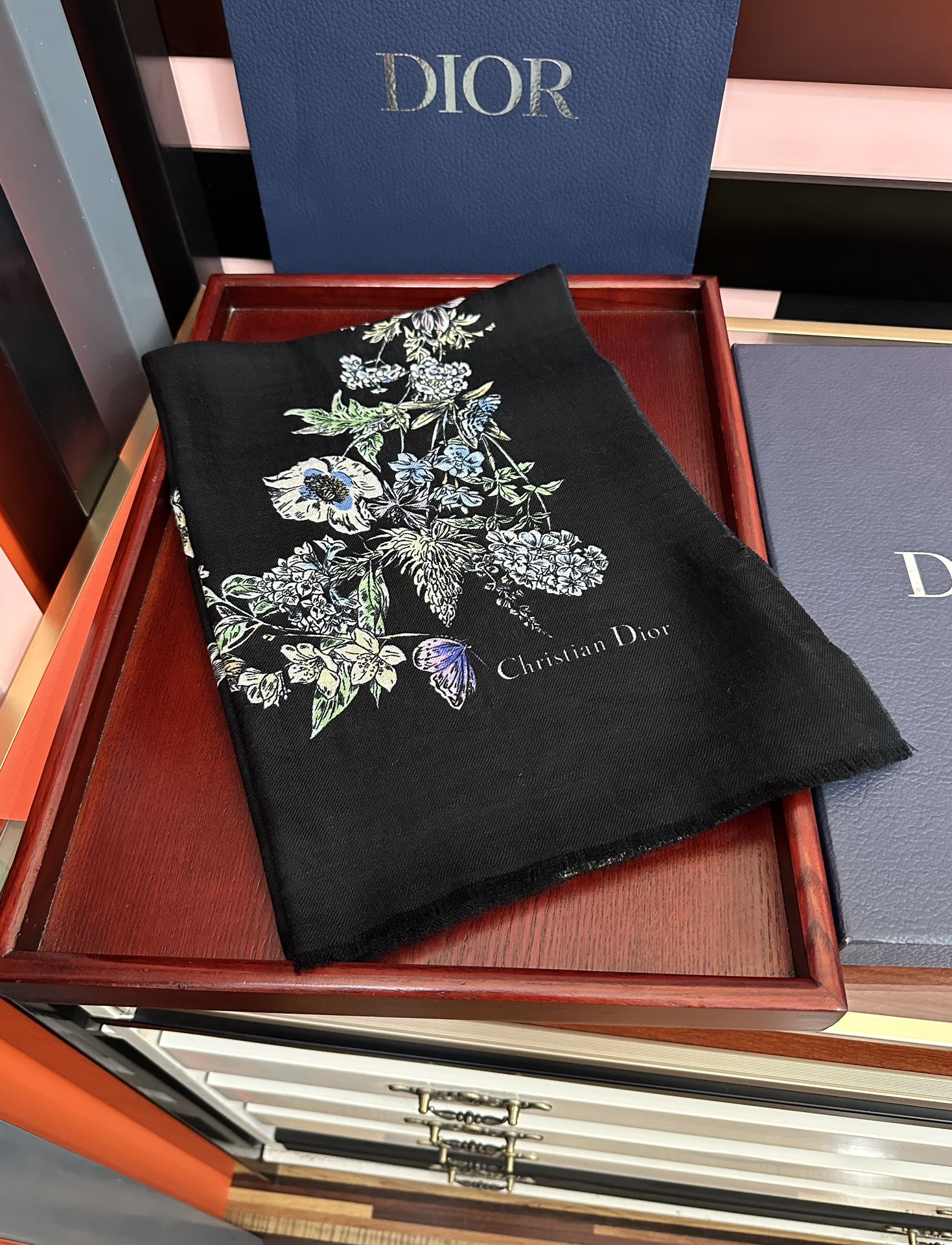 P205🔥新款 迪奥 最新款 【花卉系列】重磅推荐必备款 顶级设计太美了，真心赞👍😘💍实物真心美 🎀披肩配以印花💓💃🏻无论设计喷绘都是非常到位☀️细节都可见🌟整个围巾给人气场的同时又非常精致高端💟VIP推荐⚡️绝对值得入手💟尺寸：100x200材质：羊绒，2⃣️色