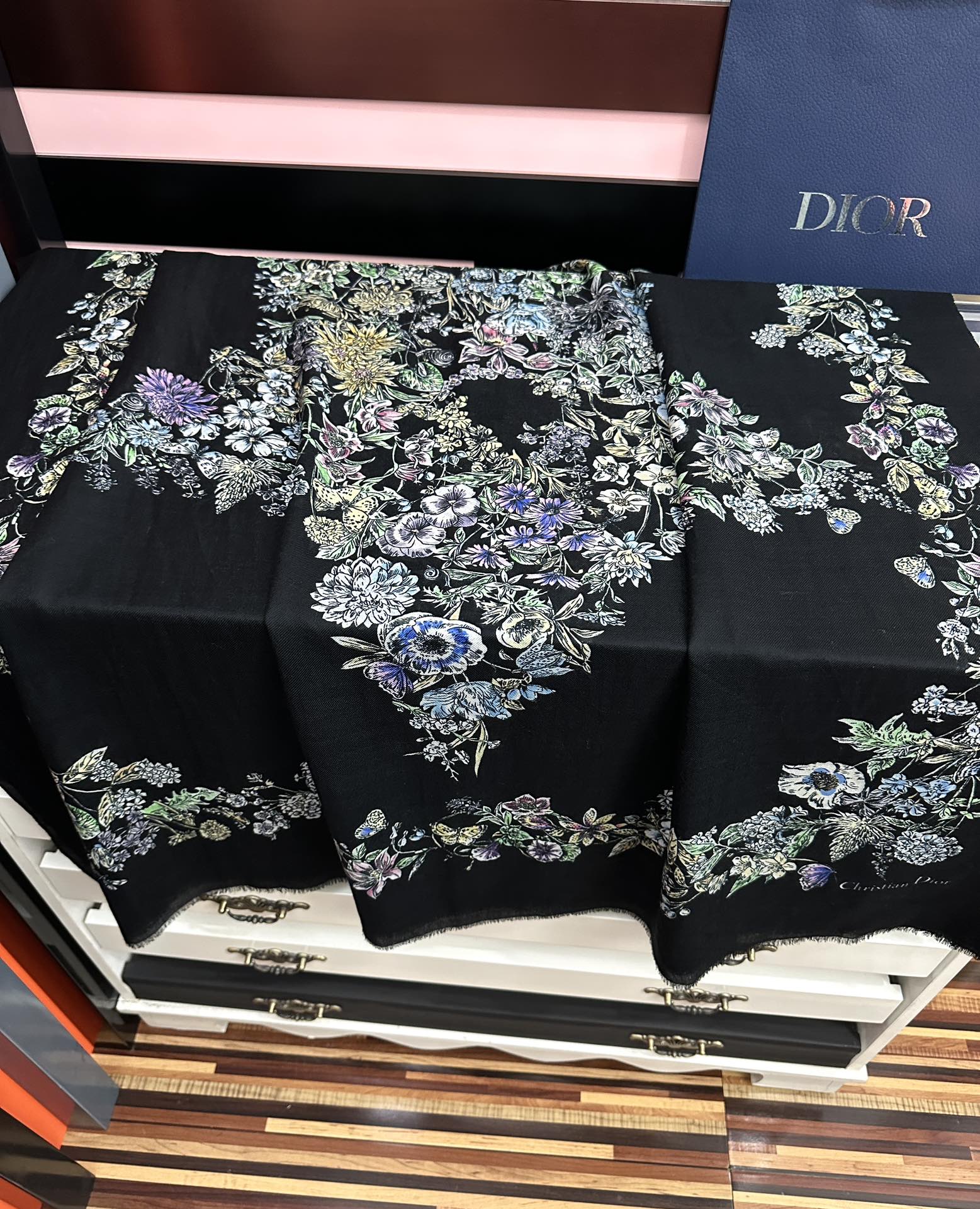 P205🔥新款 迪奥 最新款 【花卉系列】重磅推荐必备款 顶级设计太美了，真心赞👍😘💍实物真心美 🎀披肩配以印花💓💃🏻无论设计喷绘都是非常到位☀️细节都可见🌟整个围巾给人气场的同时又非常精致高端💟VIP推荐⚡️绝对值得入手💟尺寸：100x200材质：羊绒，2⃣️色
