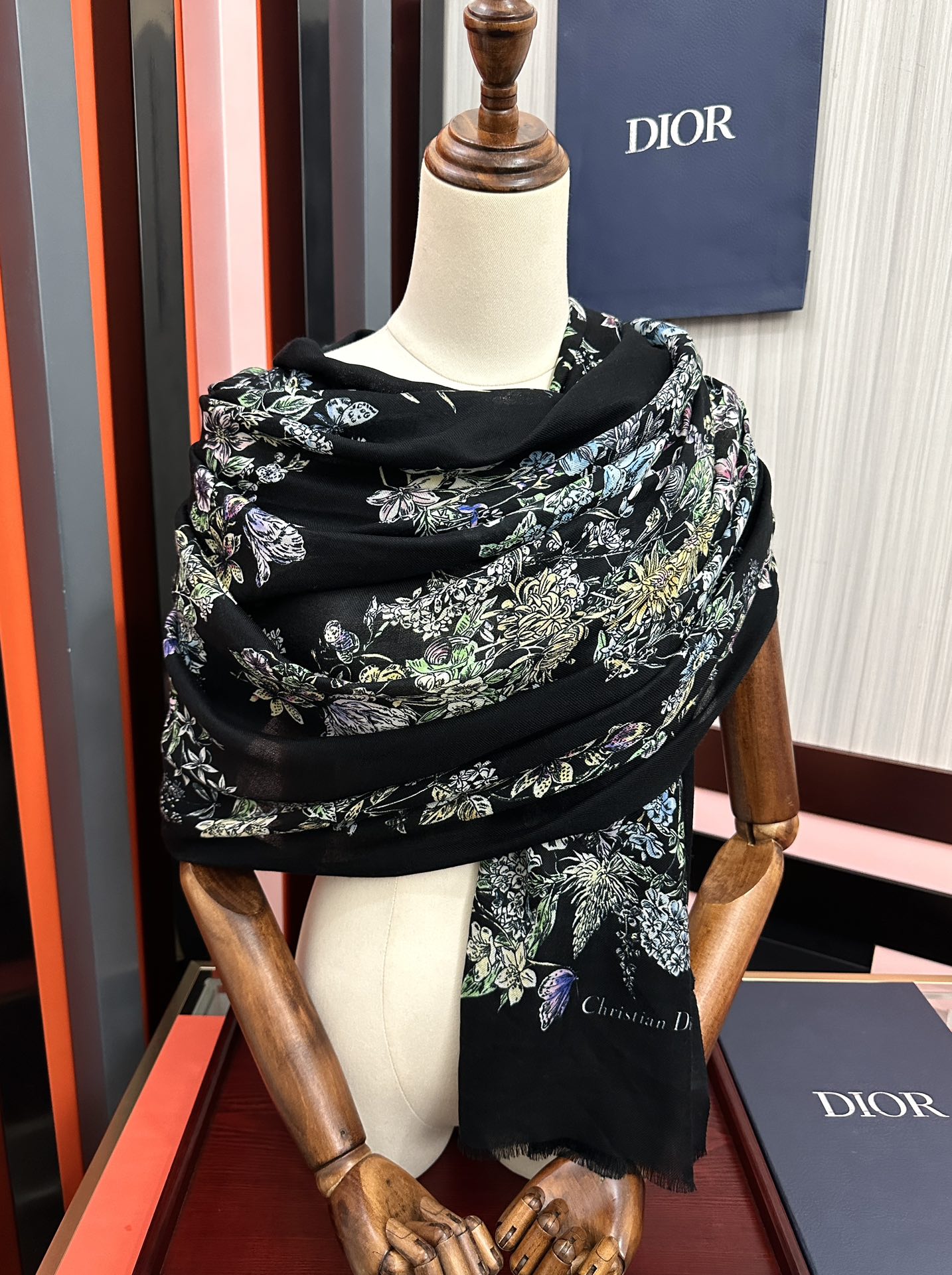 P205🔥新款 迪奥 最新款 【花卉系列】重磅推荐必备款 顶级设计太美了，真心赞👍😘💍实物真心美 🎀披肩配以印花💓💃🏻无论设计喷绘都是非常到位☀️细节都可见🌟整个围巾给人气场的同时又非常精致高端💟VIP推荐⚡️绝对值得入手💟尺寸：100x200材质：羊绒，2⃣️色