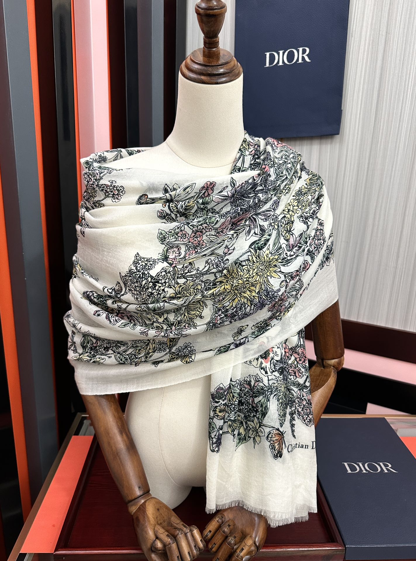 P205🔥新款 迪奥 最新款 【花卉系列】重磅推荐必备款 顶级设计太美了，真心赞👍😘💍实物真心美 🎀披肩配以印花💓💃🏻无论设计喷绘都是非常到位☀️细节都可见🌟整个围巾给人气场的同时又非常精致高端💟VIP推荐⚡️绝对值得入手💟尺寸：100x200材质：羊绒，2⃣️色