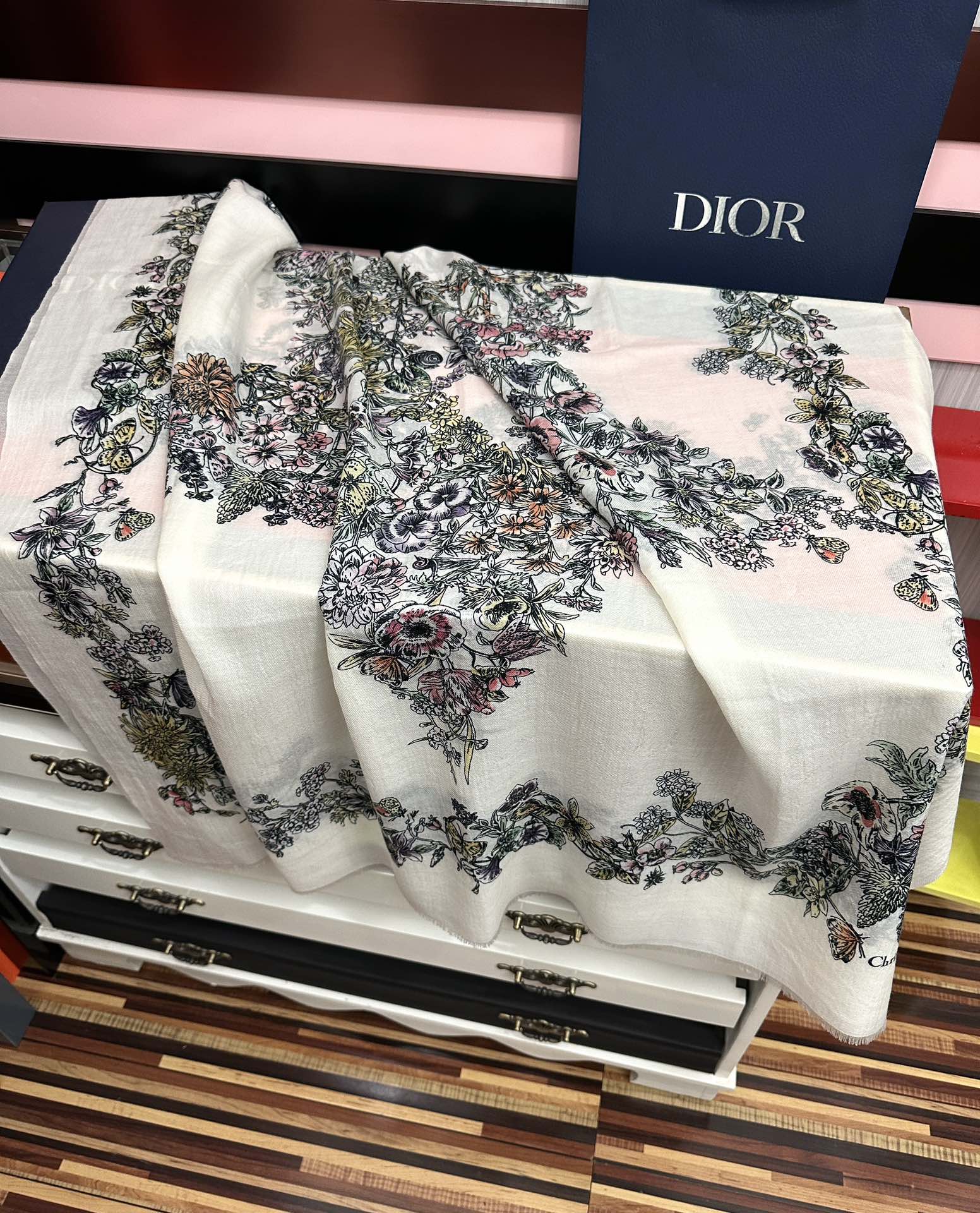 P205🔥新款 迪奥 最新款 【花卉系列】重磅推荐必备款 顶级设计太美了，真心赞👍😘💍实物真心美 🎀披肩配以印花💓💃🏻无论设计喷绘都是非常到位☀️细节都可见🌟整个围巾给人气场的同时又非常精致高端💟VIP推荐⚡️绝对值得入手💟尺寸：100x200材质：羊绒，2⃣️色