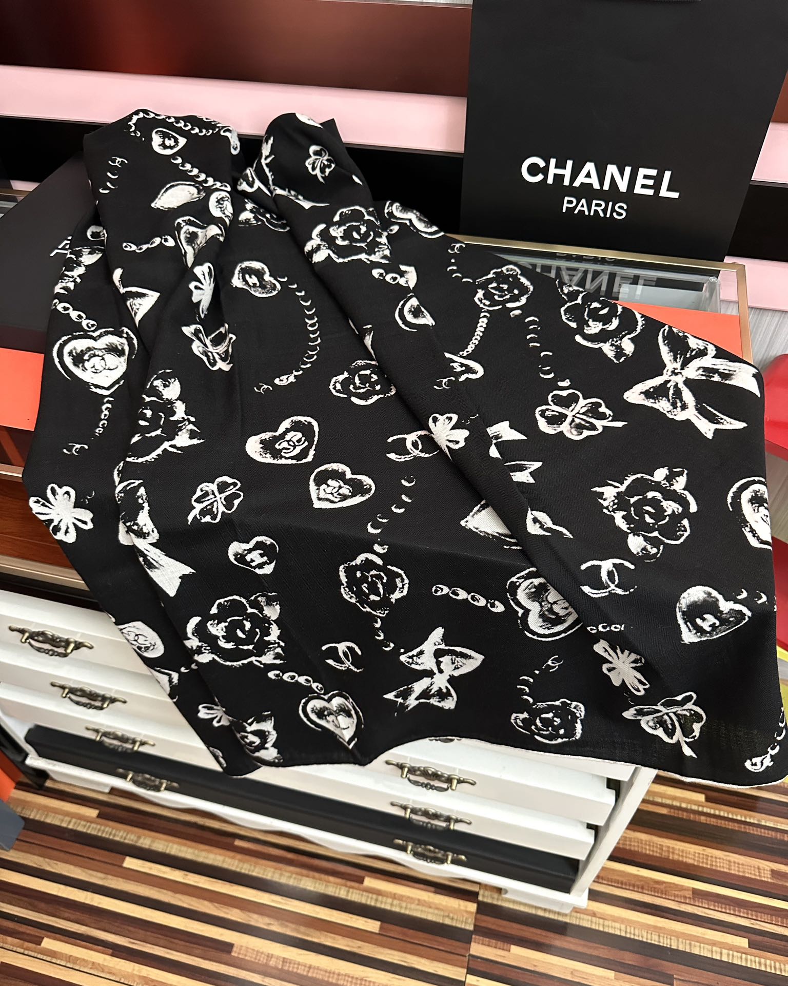 P235新款❤️2025 香奈儿 太美了 【双面同色】[發]经典茶花帽子🎩设计优雅风[礼物]~气质到骨子里[色]香奶奶新一季的面料超高级，真心超级柔软，丝丝顺滑[太阳]韧性很强 不容易被轻易勾丝！今年新出的系列~真的被这样的设计美到[强]一条小香的丝巾[色]给你最好的搭配[嘴唇]上身效果简直优雅气质到不行[礼物]非常灵动.层次优雅质感.[庆祝]香粉必入[發]上身效果真的不用多说的美(搭配服饰鞋包更有感觉)[啤酒]实物绝对更美[强]经典黑白色[太阳]尺寸：140x140、材质30%真丝+70%丝羊绒，2⃣️色