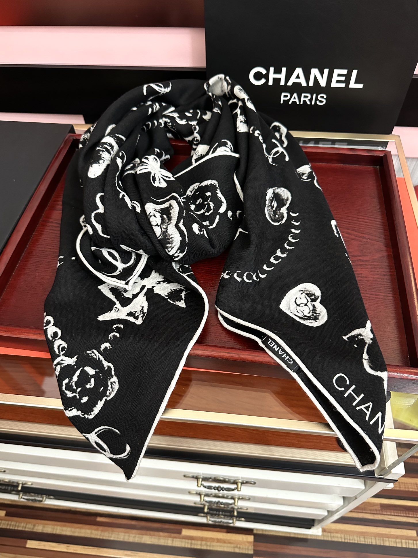 P235新款❤️2025 香奈儿 太美了 【双面同色】[發]经典茶花帽子🎩设计优雅风[礼物]~气质到骨子里[色]香奶奶新一季的面料超高级，真心超级柔软，丝丝顺滑[太阳]韧性很强 不容易被轻易勾丝！今年新出的系列~真的被这样的设计美到[强]一条小香的丝巾[色]给你最好的搭配[嘴唇]上身效果简直优雅气质到不行[礼物]非常灵动.层次优雅质感.[庆祝]香粉必入[發]上身效果真的不用多说的美(搭配服饰鞋包更有感觉)[啤酒]实物绝对更美[强]经典黑白色[太阳]尺寸：140x140、材质30%真丝+70%丝羊绒，2⃣️色