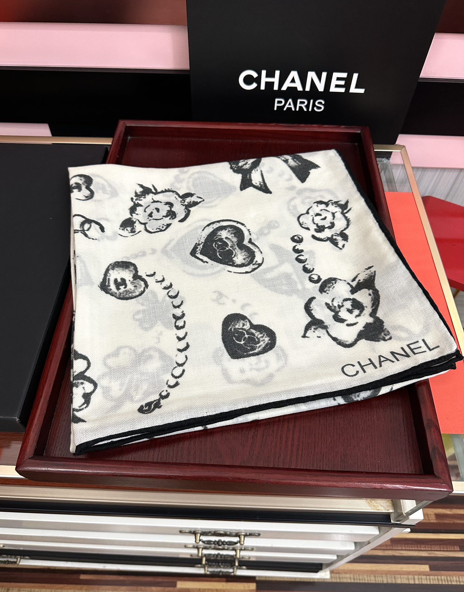 P235新款❤️2025 香奈儿 太美了 【双面同色】[發]经典茶花帽子🎩设计优雅风[礼物]~气质到骨子里[色]香奶奶新一季的面料超高级，真心超级柔软，丝丝顺滑[太阳]韧性很强 不容易被轻易勾丝！今年新出的系列~真的被这样的设计美到[强]一条小香的丝巾[色]给你最好的搭配[嘴唇]上身效果简直优雅气质到不行[礼物]非常灵动.层次优雅质感.[庆祝]香粉必入[發]上身效果真的不用多说的美(搭配服饰鞋包更有感觉)[啤酒]实物绝对更美[强]经典黑白色[太阳]尺寸：140x140、材质30%真丝+70%丝羊绒，2⃣️色