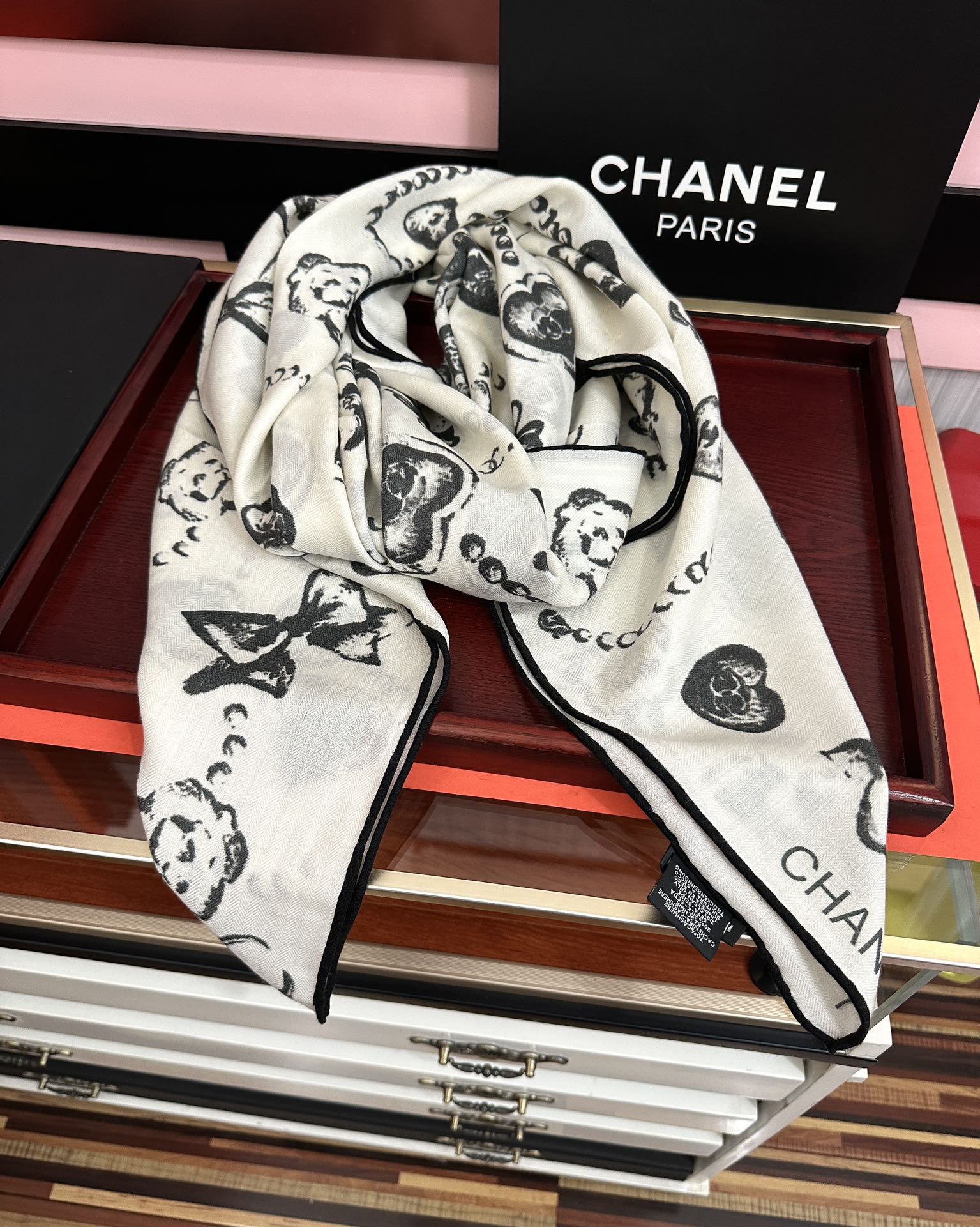 P235新款❤️2025 香奈儿 太美了 【双面同色】[發]经典茶花帽子🎩设计优雅风[礼物]~气质到骨子里[色]香奶奶新一季的面料超高级，真心超级柔软，丝丝顺滑[太阳]韧性很强 不容易被轻易勾丝！今年新出的系列~真的被这样的设计美到[强]一条小香的丝巾[色]给你最好的搭配[嘴唇]上身效果简直优雅气质到不行[礼物]非常灵动.层次优雅质感.[庆祝]香粉必入[發]上身效果真的不用多说的美(搭配服饰鞋包更有感觉)[啤酒]实物绝对更美[强]经典黑白色[太阳]尺寸：140x140、材质30%真丝+70%丝羊绒，2⃣️色